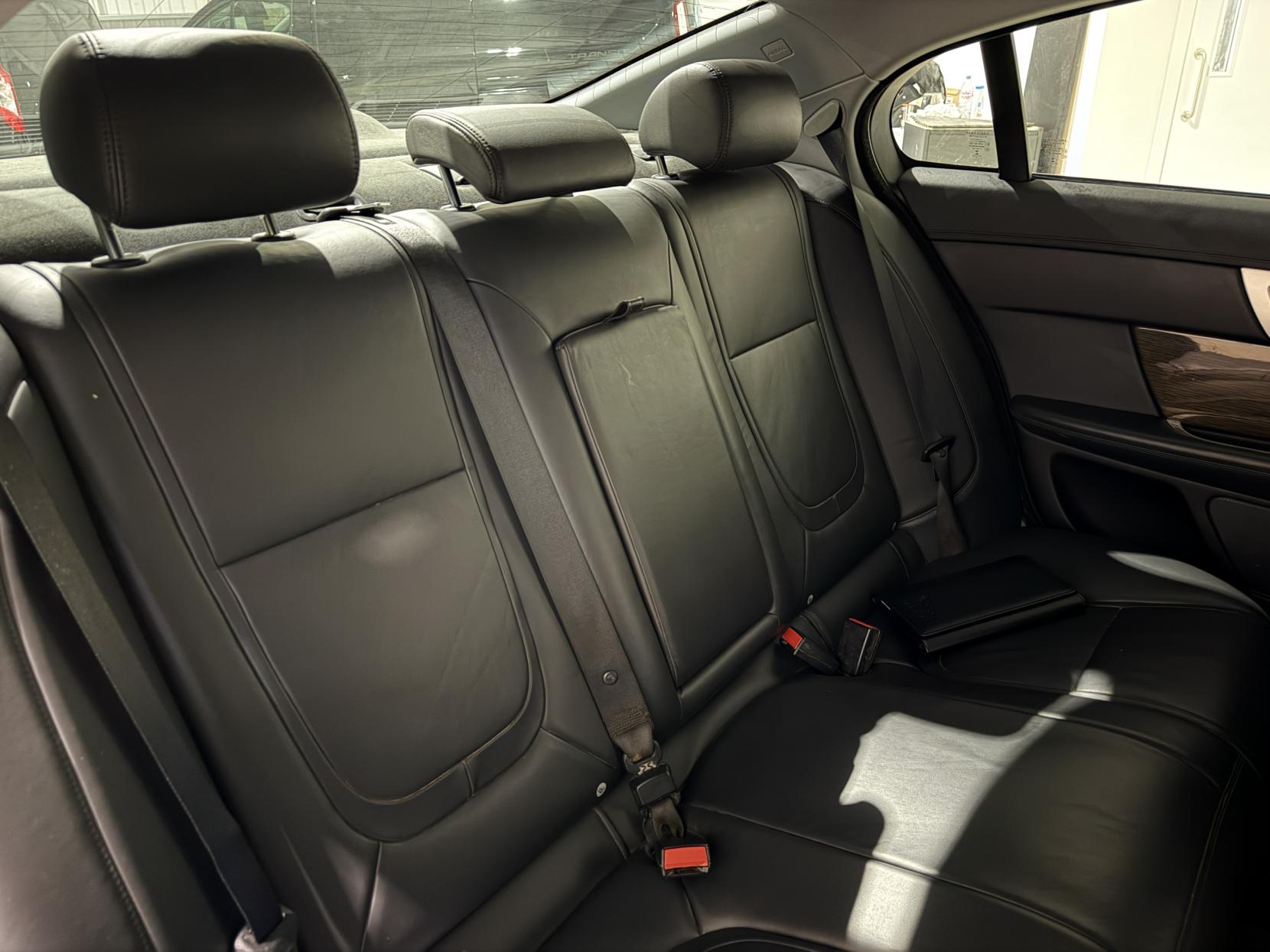 Jaguar XF 3.0d V6 Premium Luxury Saloon 4dr Diesel Auto Euro 5 (s/s) (240 ps)