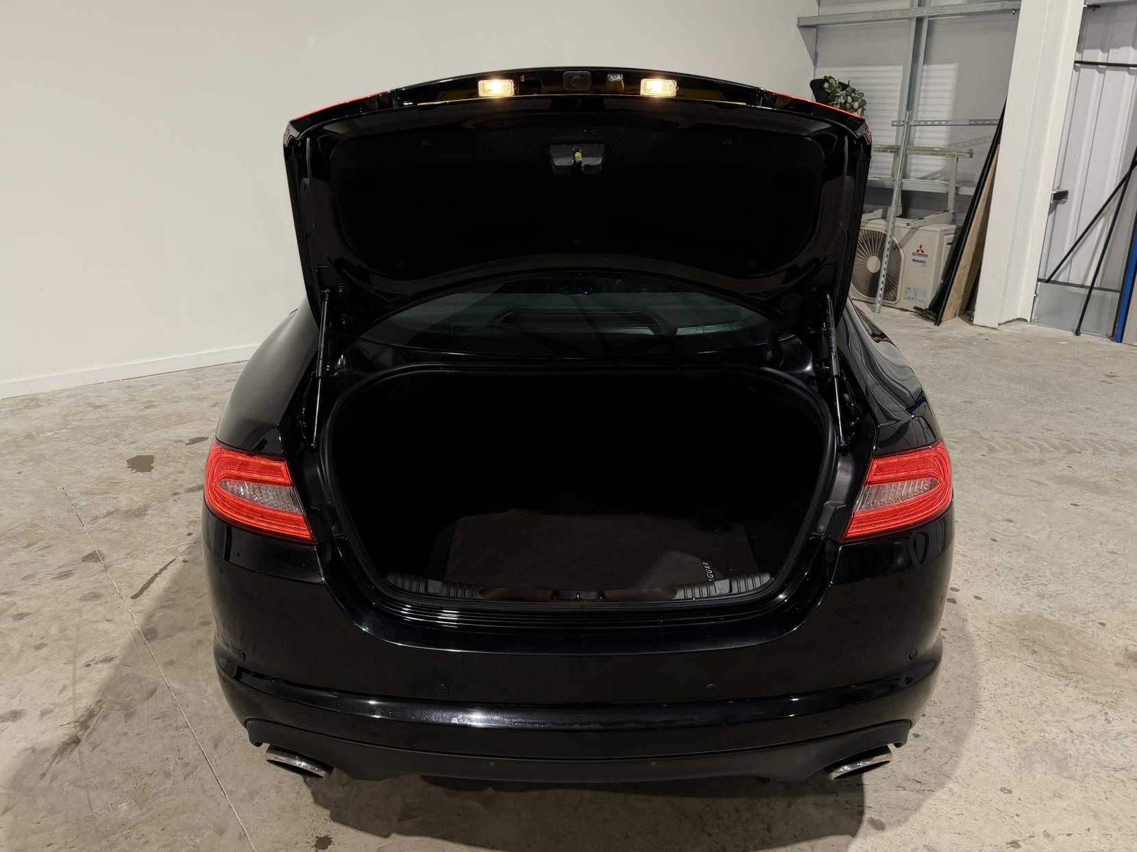 Jaguar XF 3.0d V6 Premium Luxury Saloon 4dr Diesel Auto Euro 5 (s/s) (240 ps)