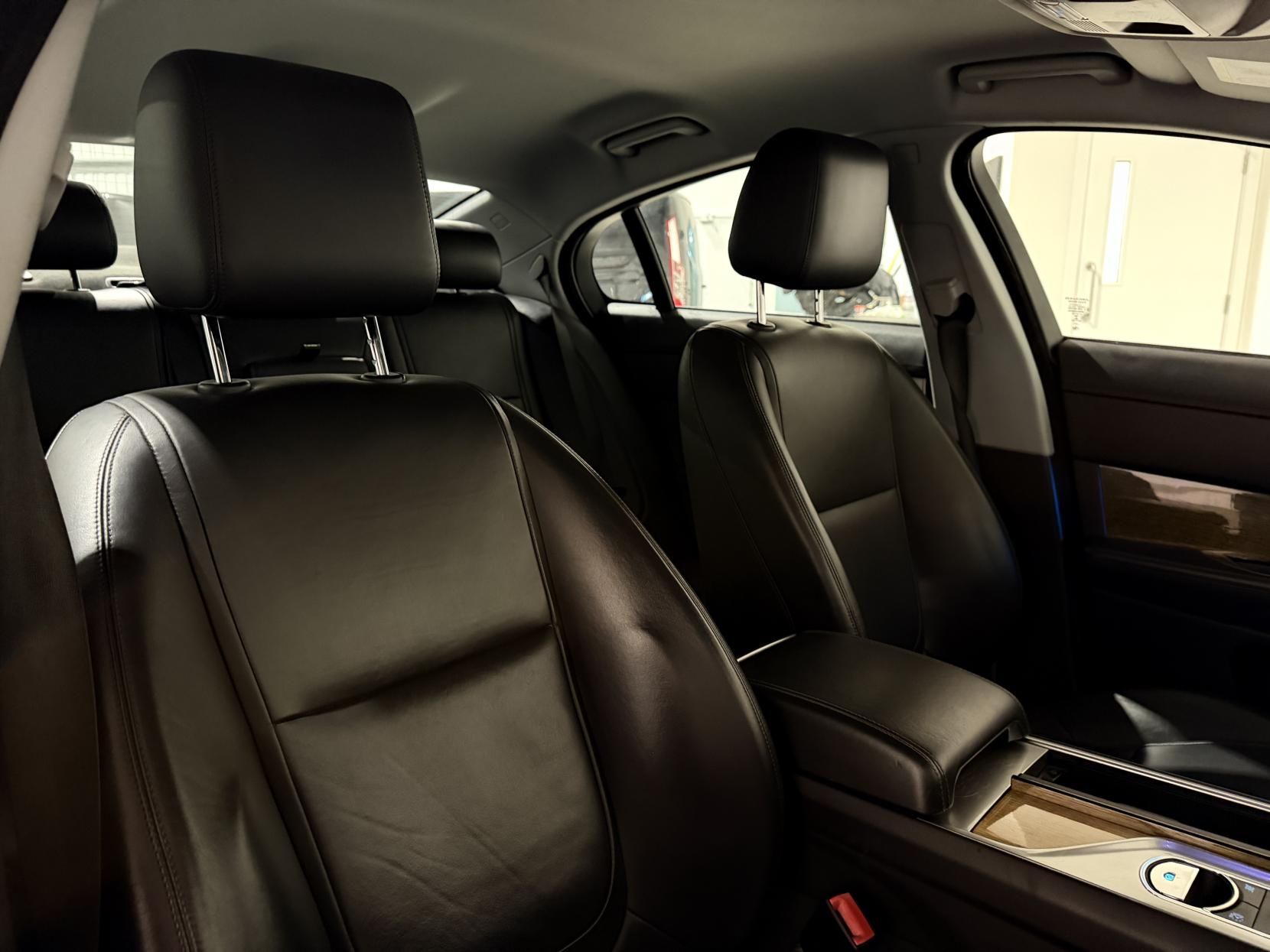 Jaguar XF 3.0d V6 Premium Luxury Saloon 4dr Diesel Auto Euro 5 (s/s) (240 ps)