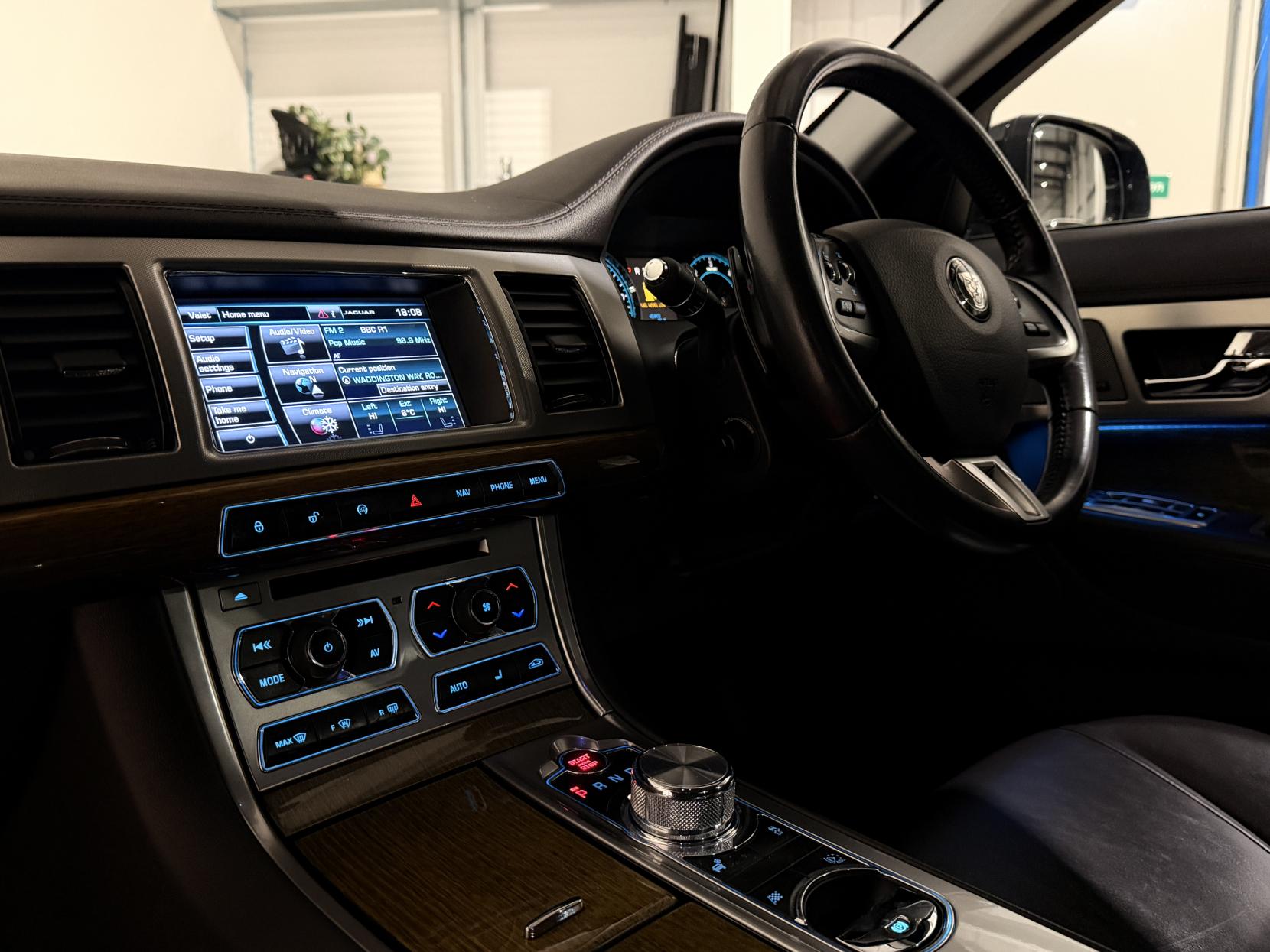 Jaguar XF 3.0d V6 Premium Luxury Saloon 4dr Diesel Auto Euro 5 (s/s) (240 ps)