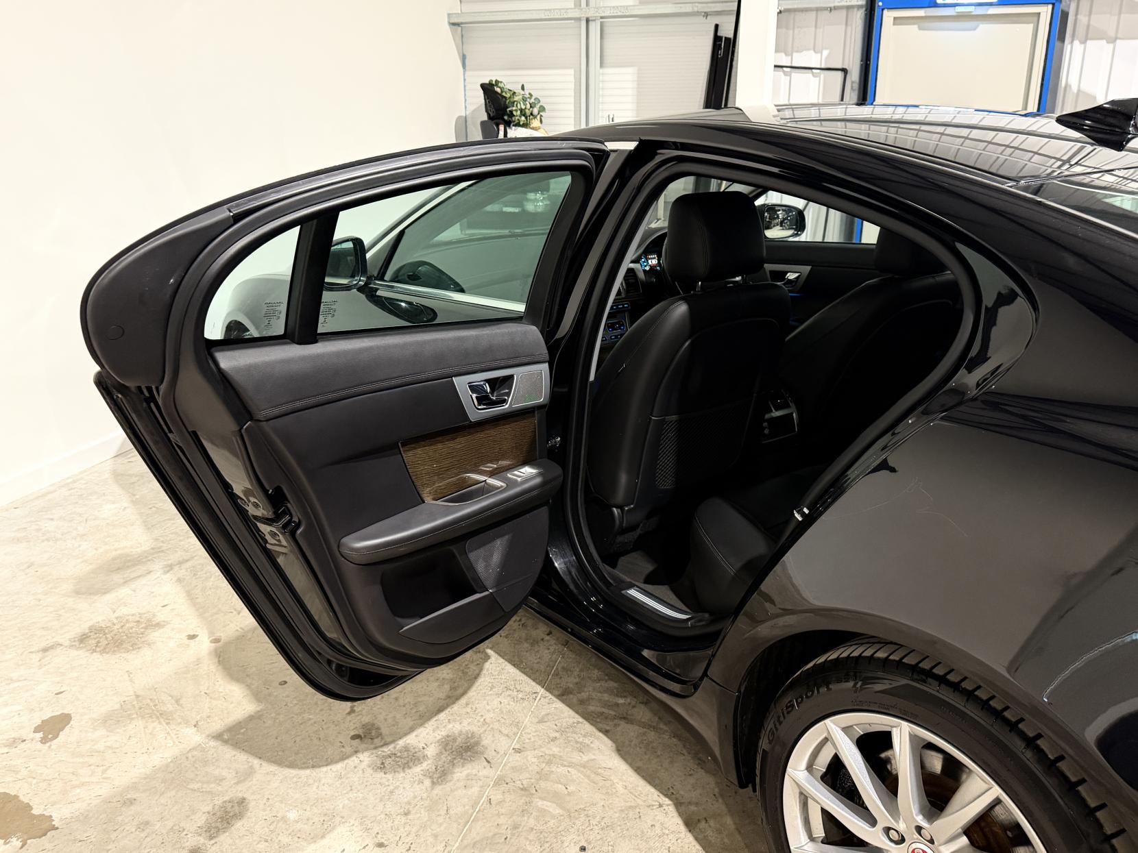 Jaguar XF 3.0d V6 Premium Luxury Saloon 4dr Diesel Auto Euro 5 (s/s) (240 ps)