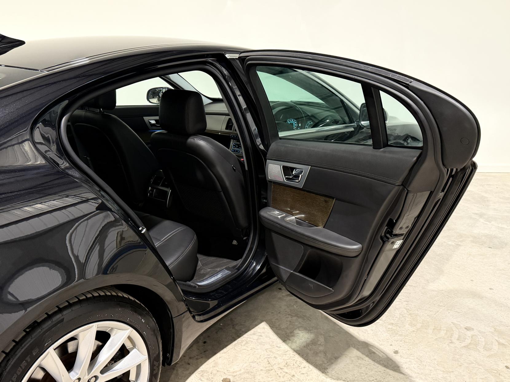 Jaguar XF 3.0d V6 Premium Luxury Saloon 4dr Diesel Auto Euro 5 (s/s) (240 ps)