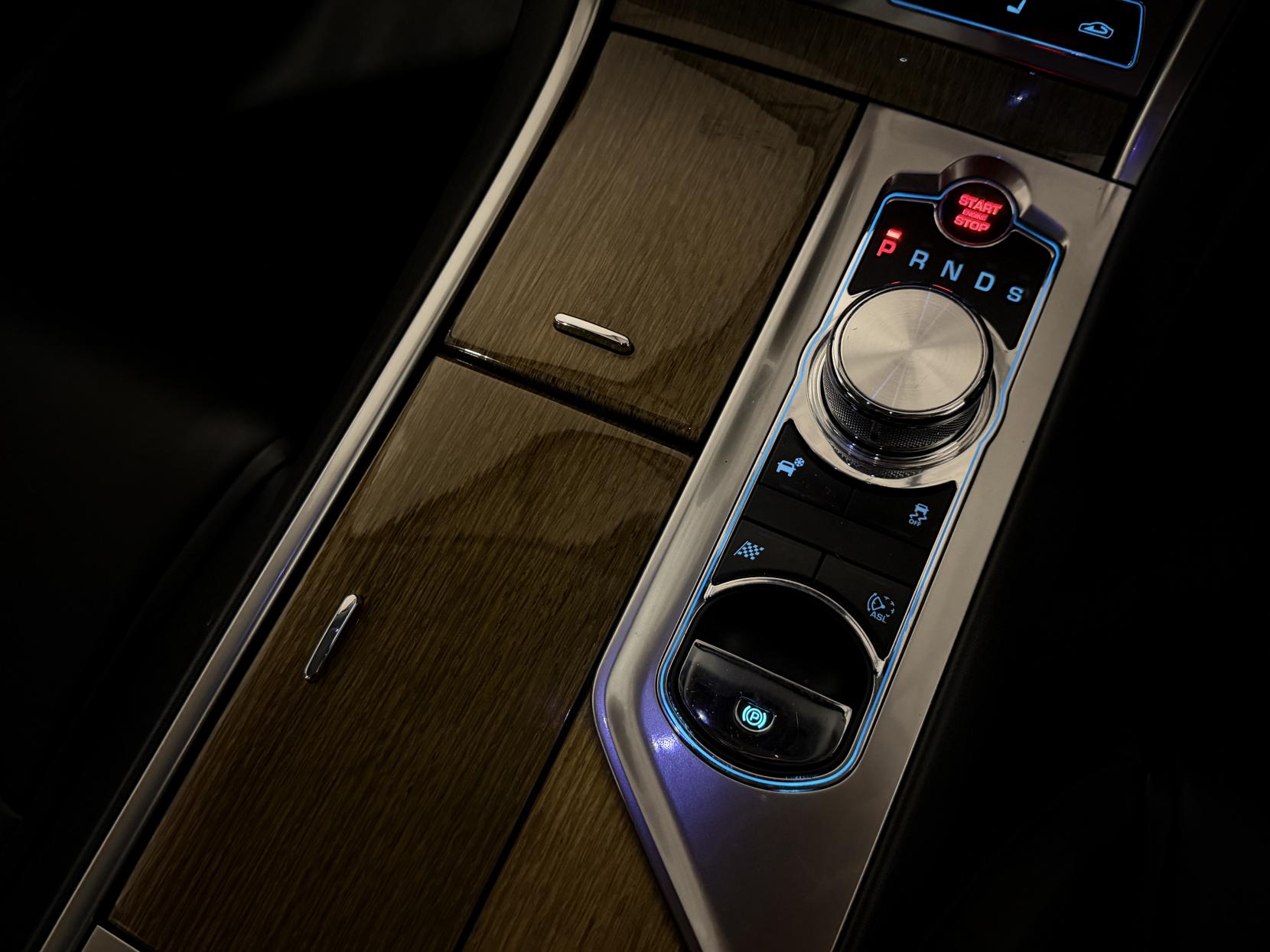 Jaguar XF 3.0d V6 Premium Luxury Saloon 4dr Diesel Auto Euro 5 (s/s) (240 ps)