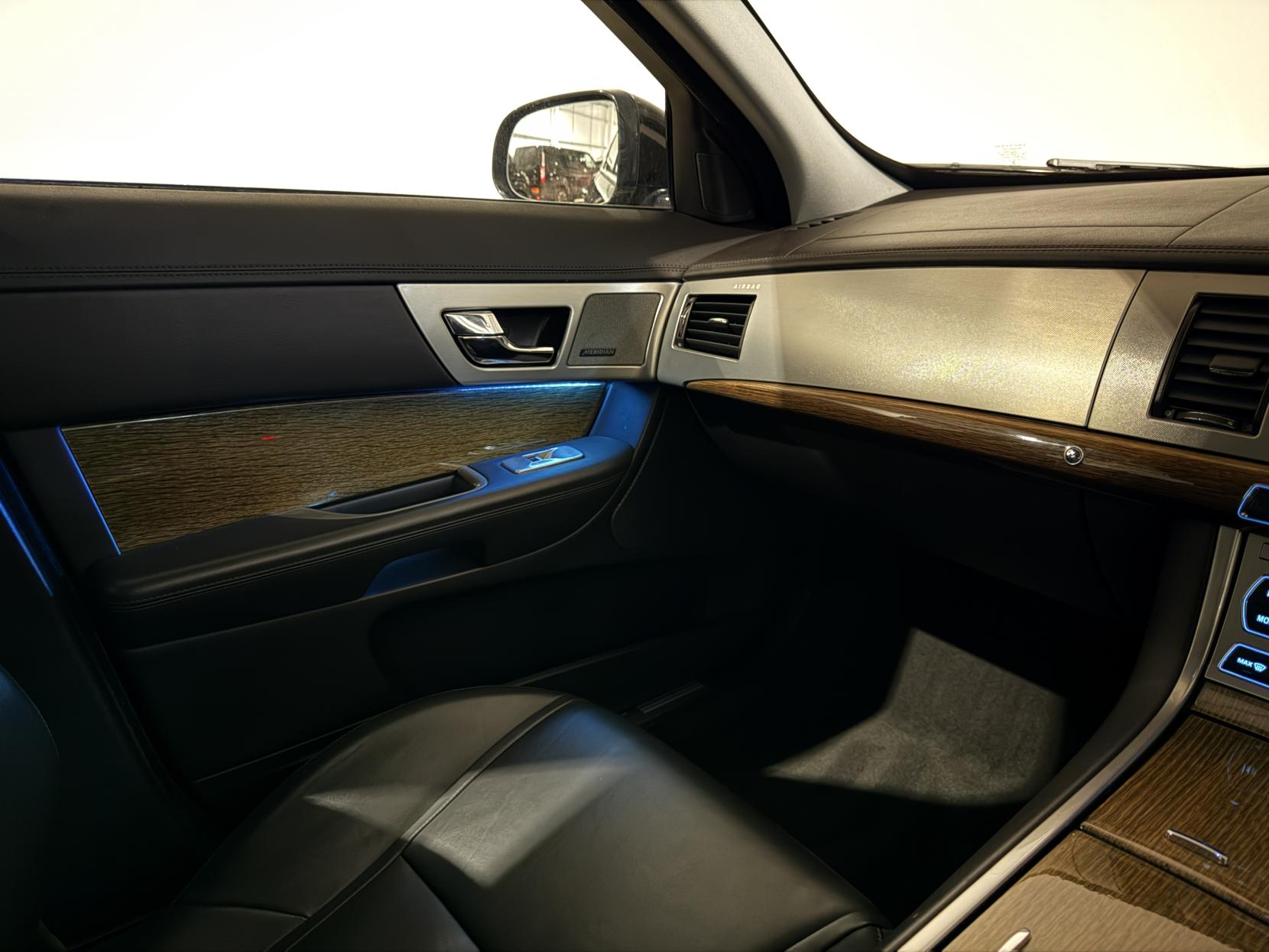 Jaguar XF 3.0d V6 Premium Luxury Saloon 4dr Diesel Auto Euro 5 (s/s) (240 ps)