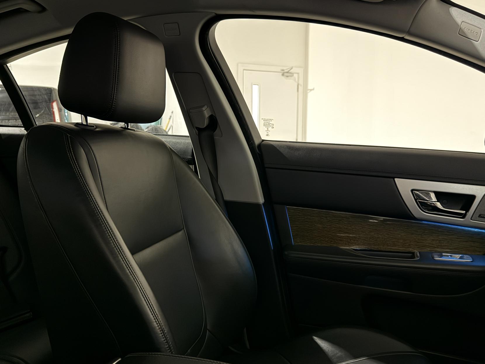 Jaguar XF 3.0d V6 Premium Luxury Saloon 4dr Diesel Auto Euro 5 (s/s) (240 ps)