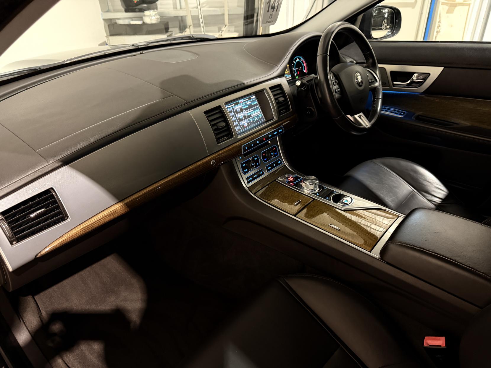 Jaguar XF 3.0d V6 Premium Luxury Saloon 4dr Diesel Auto Euro 5 (s/s) (240 ps)