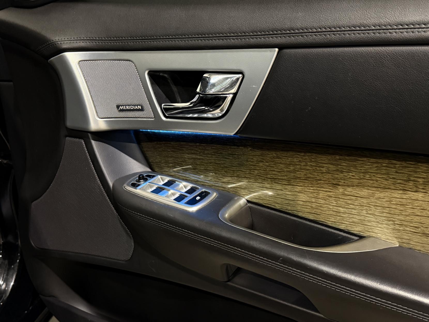 Jaguar XF 3.0d V6 Premium Luxury Saloon 4dr Diesel Auto Euro 5 (s/s) (240 ps)