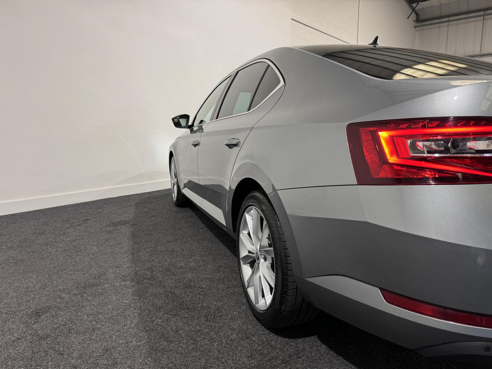 Skoda Superb 2.0 TDI SE L Executive Hatchback 5dr Diesel Manual Euro 6 (s/s) (150 ps)