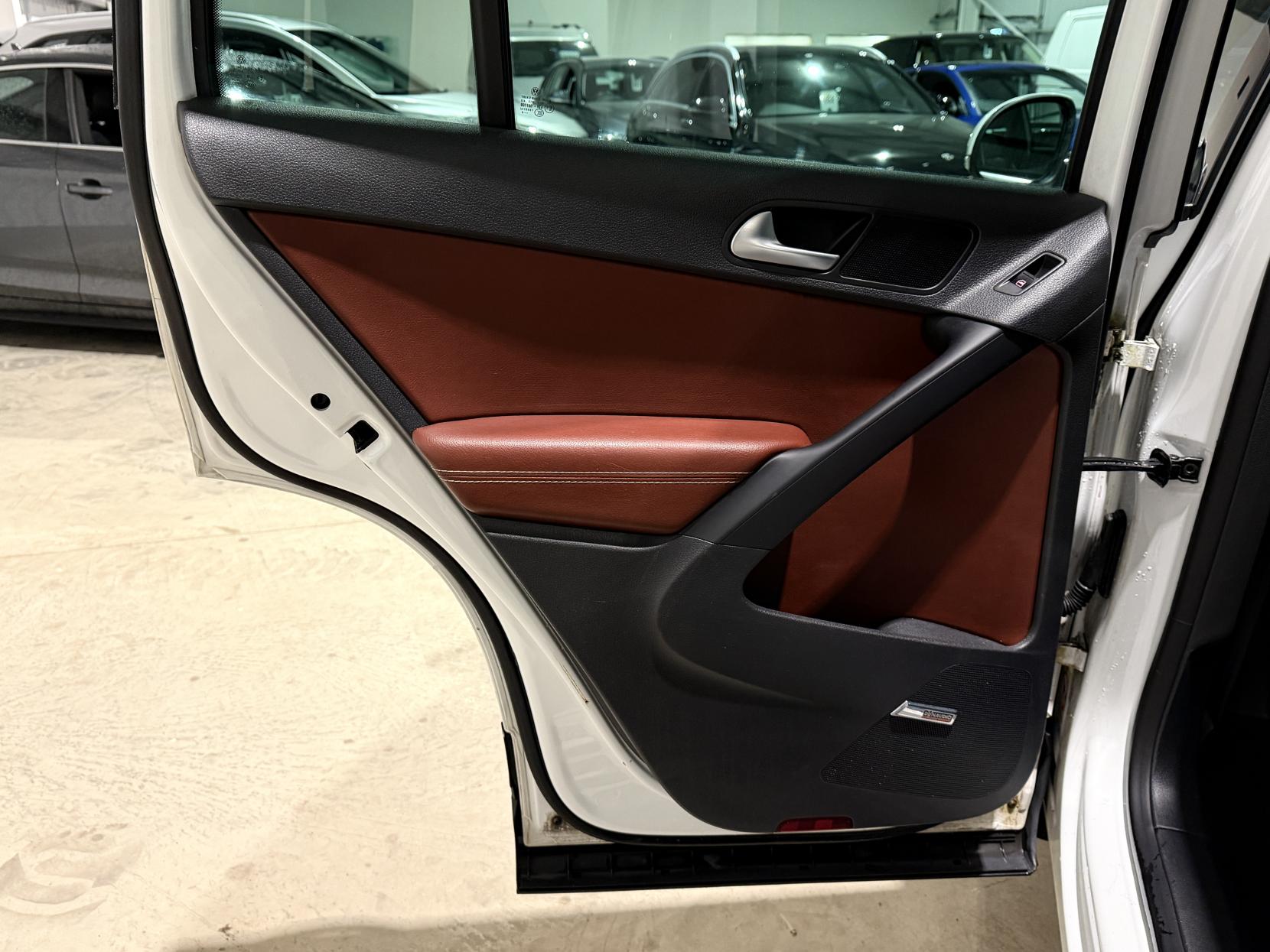 Volkswagen Tiguan 2.0 TDI Summit SUV 5dr Diesel DSG 4WD Euro 5 (140 ps)