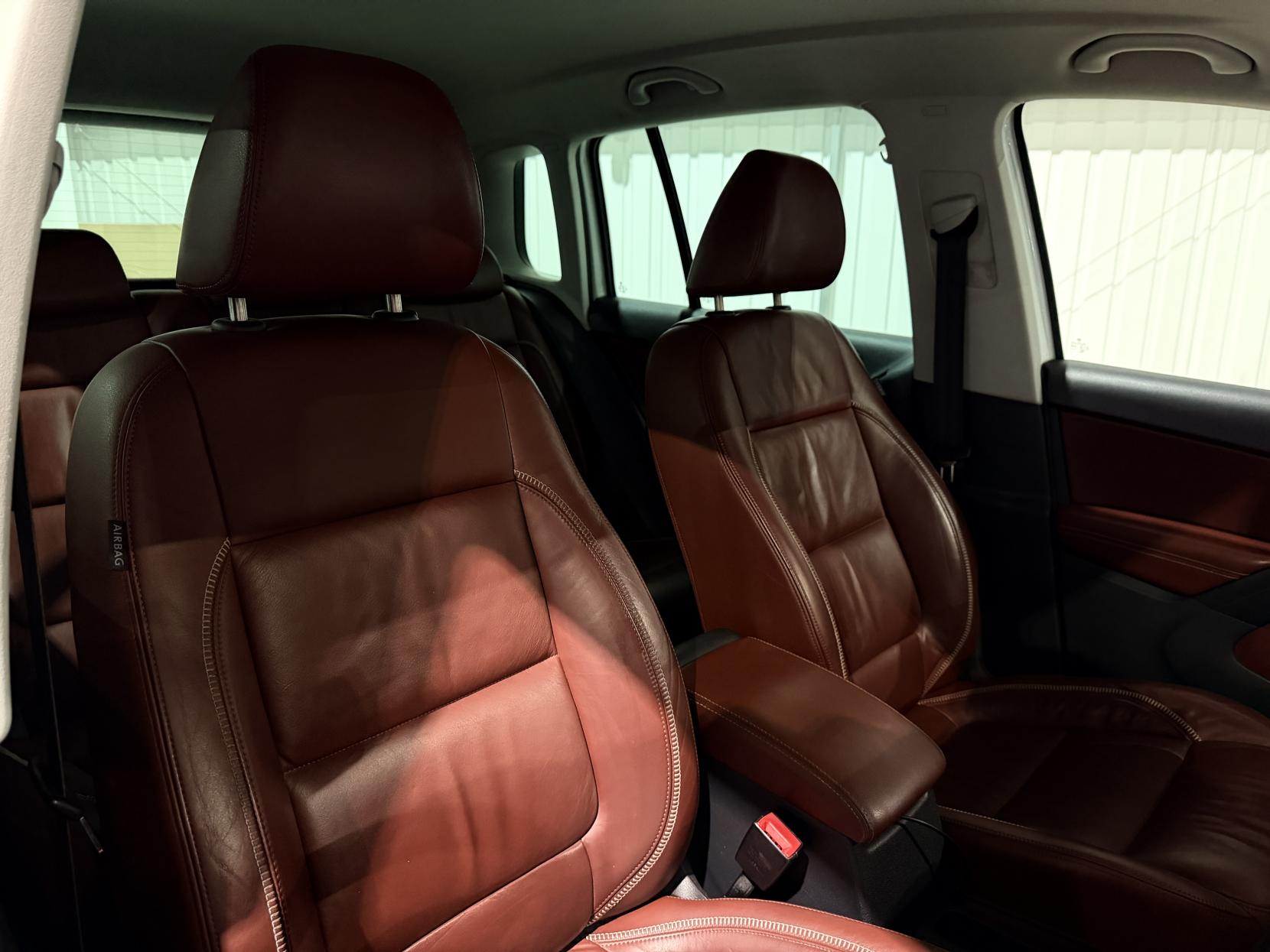 Volkswagen Tiguan 2.0 TDI Summit SUV 5dr Diesel DSG 4WD Euro 5 (140 ps)