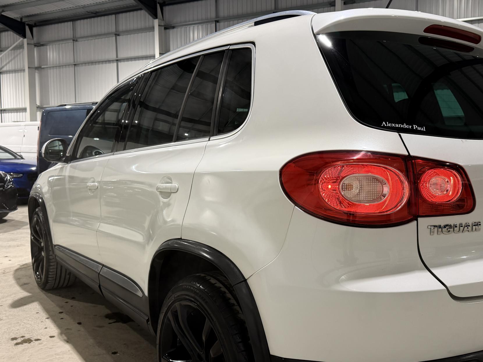 Volkswagen Tiguan 2.0 TDI Summit SUV 5dr Diesel DSG 4WD Euro 5 (140 ps)