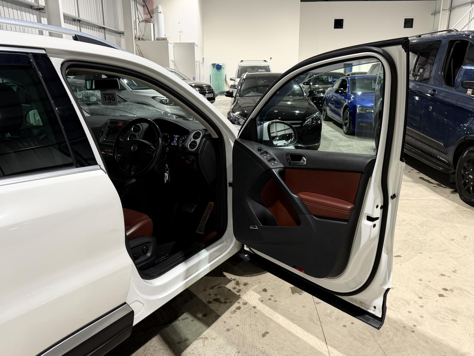 Volkswagen Tiguan 2.0 TDI Summit SUV 5dr Diesel DSG 4WD Euro 5 (140 ps)