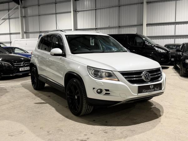 Volkswagen Tiguan 2.0 TDI Summit SUV 5dr Diesel DSG 4WD Euro 5 (140 ps)