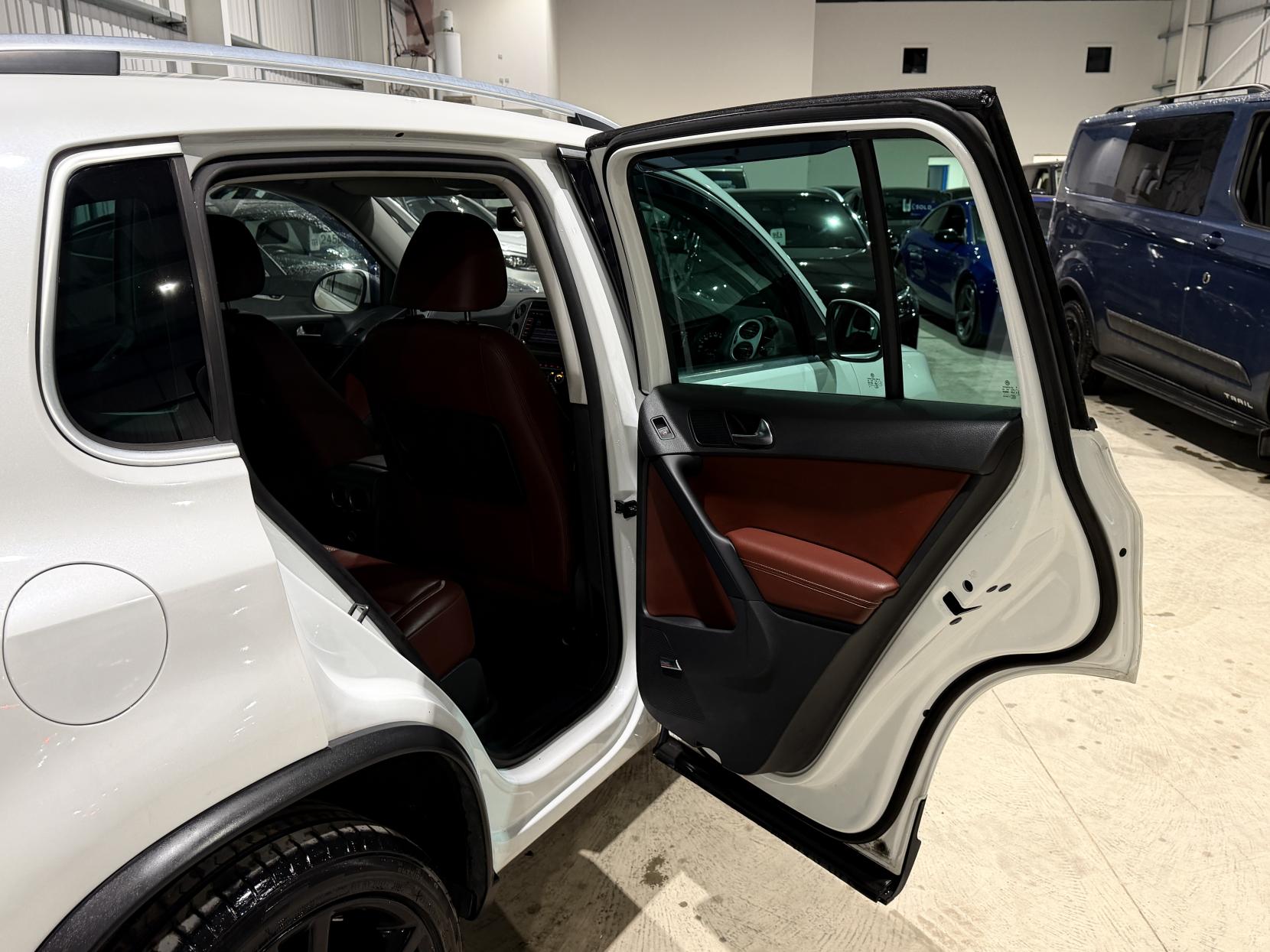 Volkswagen Tiguan 2.0 TDI Summit SUV 5dr Diesel DSG 4WD Euro 5 (140 ps)