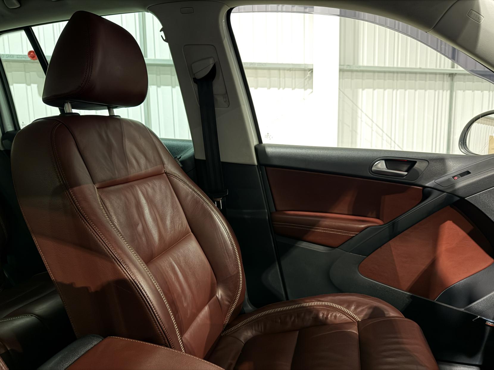 Volkswagen Tiguan 2.0 TDI Summit SUV 5dr Diesel DSG 4WD Euro 5 (140 ps)