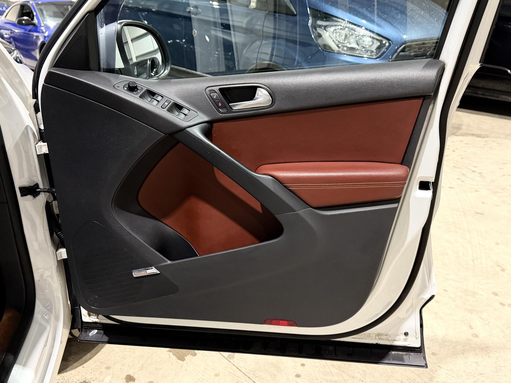 Volkswagen Tiguan 2.0 TDI Summit SUV 5dr Diesel DSG 4WD Euro 5 (140 ps)