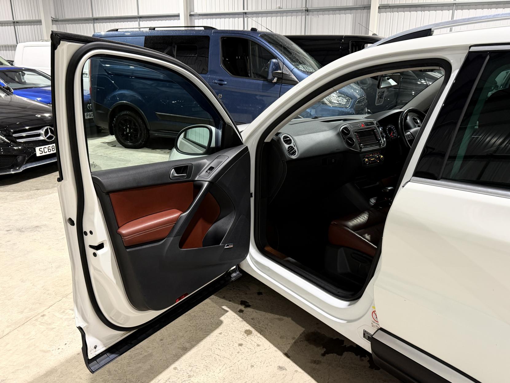 Volkswagen Tiguan 2.0 TDI Summit SUV 5dr Diesel DSG 4WD Euro 5 (140 ps)