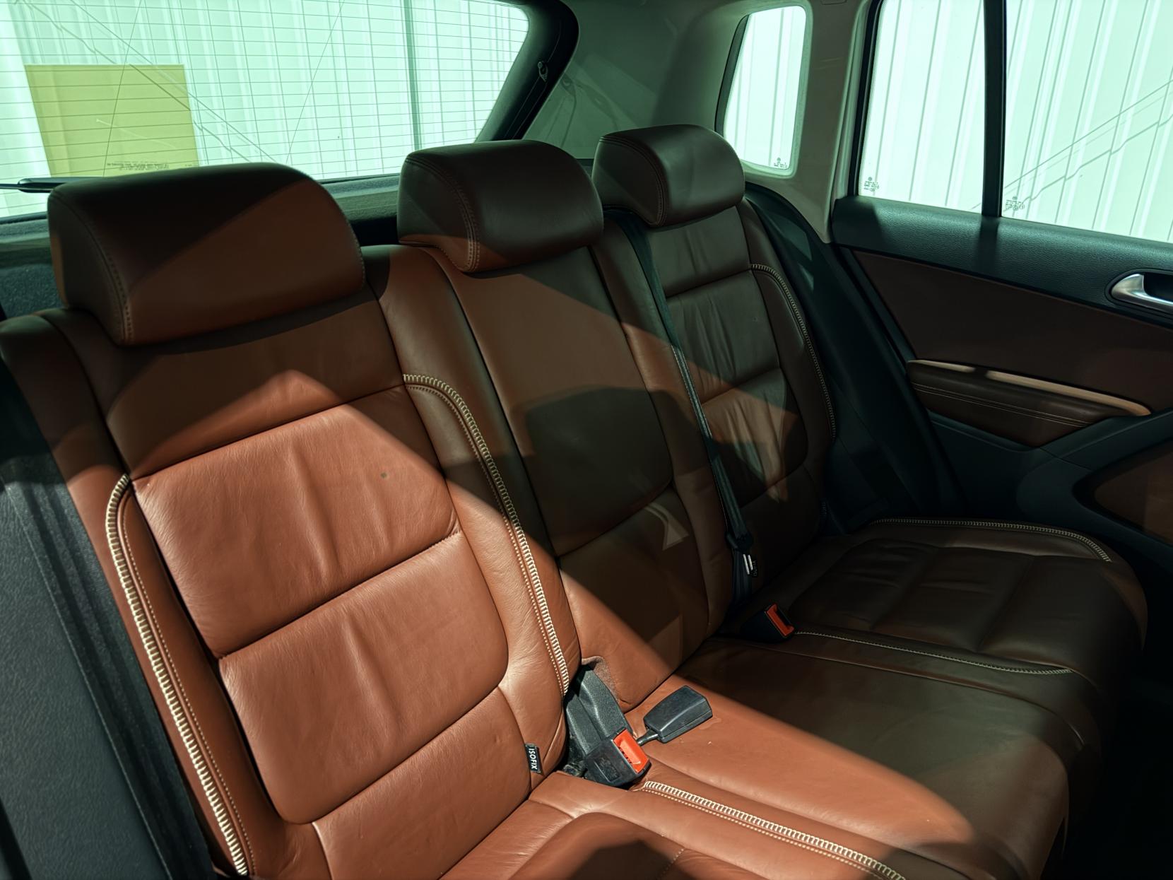 Volkswagen Tiguan 2.0 TDI Summit SUV 5dr Diesel DSG 4WD Euro 5 (140 ps)