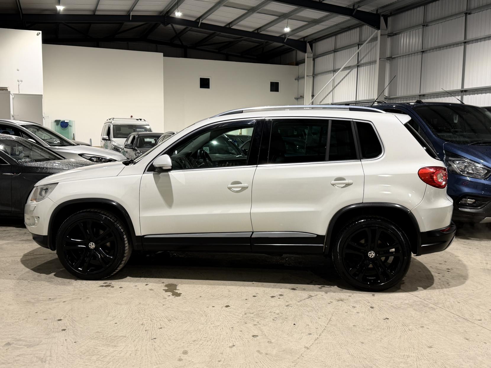 Volkswagen Tiguan 2.0 TDI Summit SUV 5dr Diesel DSG 4WD Euro 5 (140 ps)