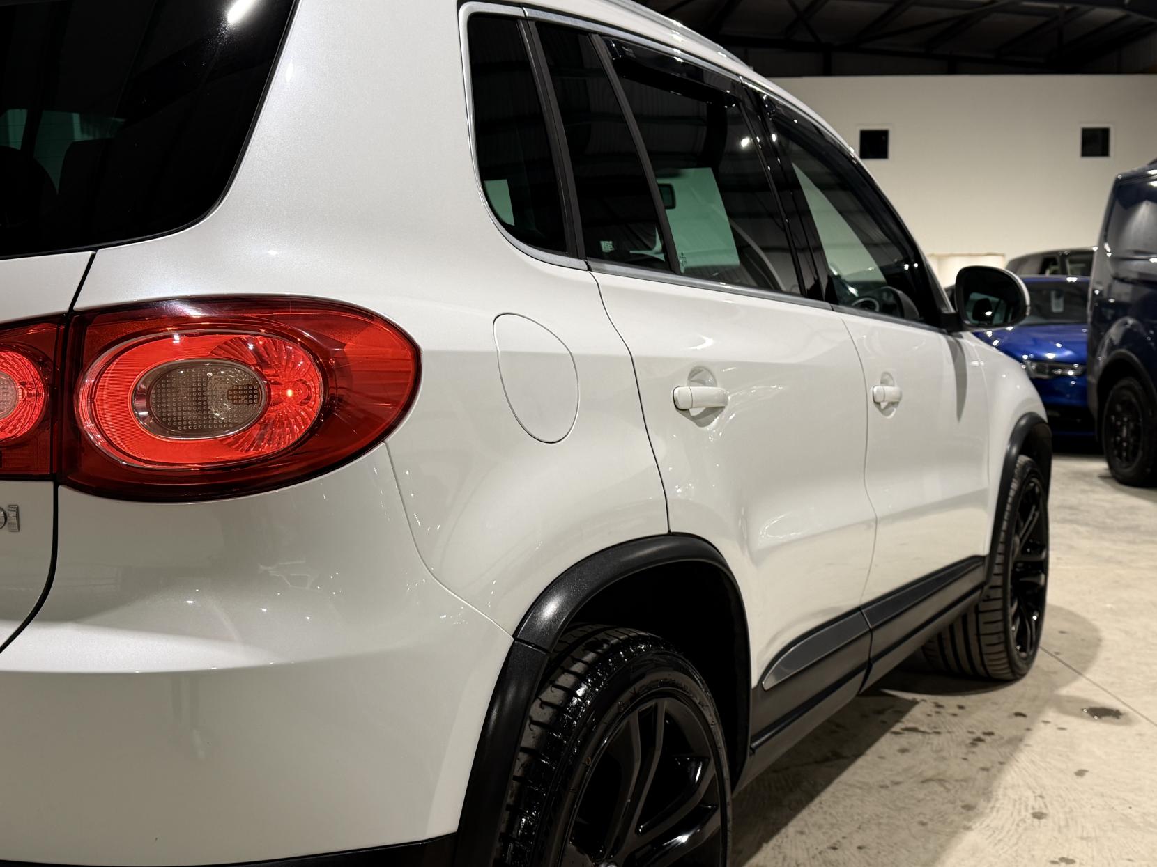 Volkswagen Tiguan 2.0 TDI Summit SUV 5dr Diesel DSG 4WD Euro 5 (140 ps)