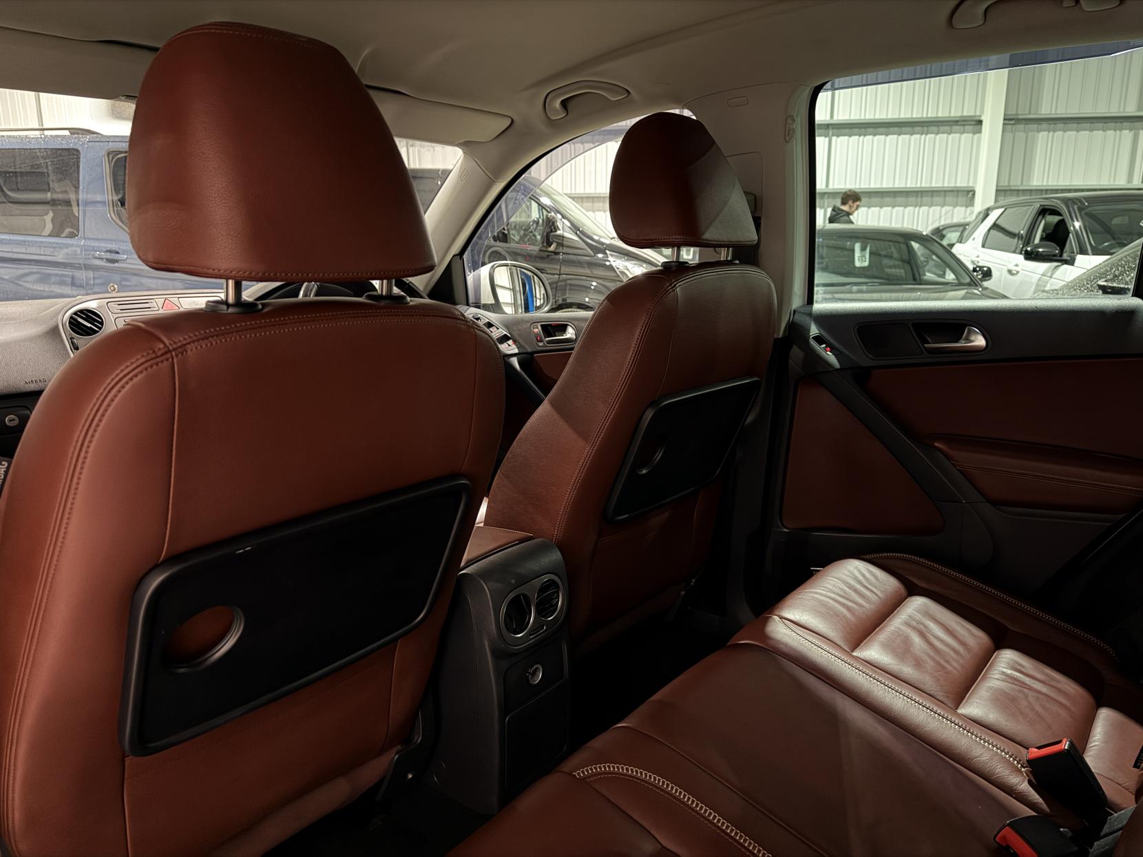 Volkswagen Tiguan 2.0 TDI Summit SUV 5dr Diesel DSG 4WD Euro 5 (140 ps)