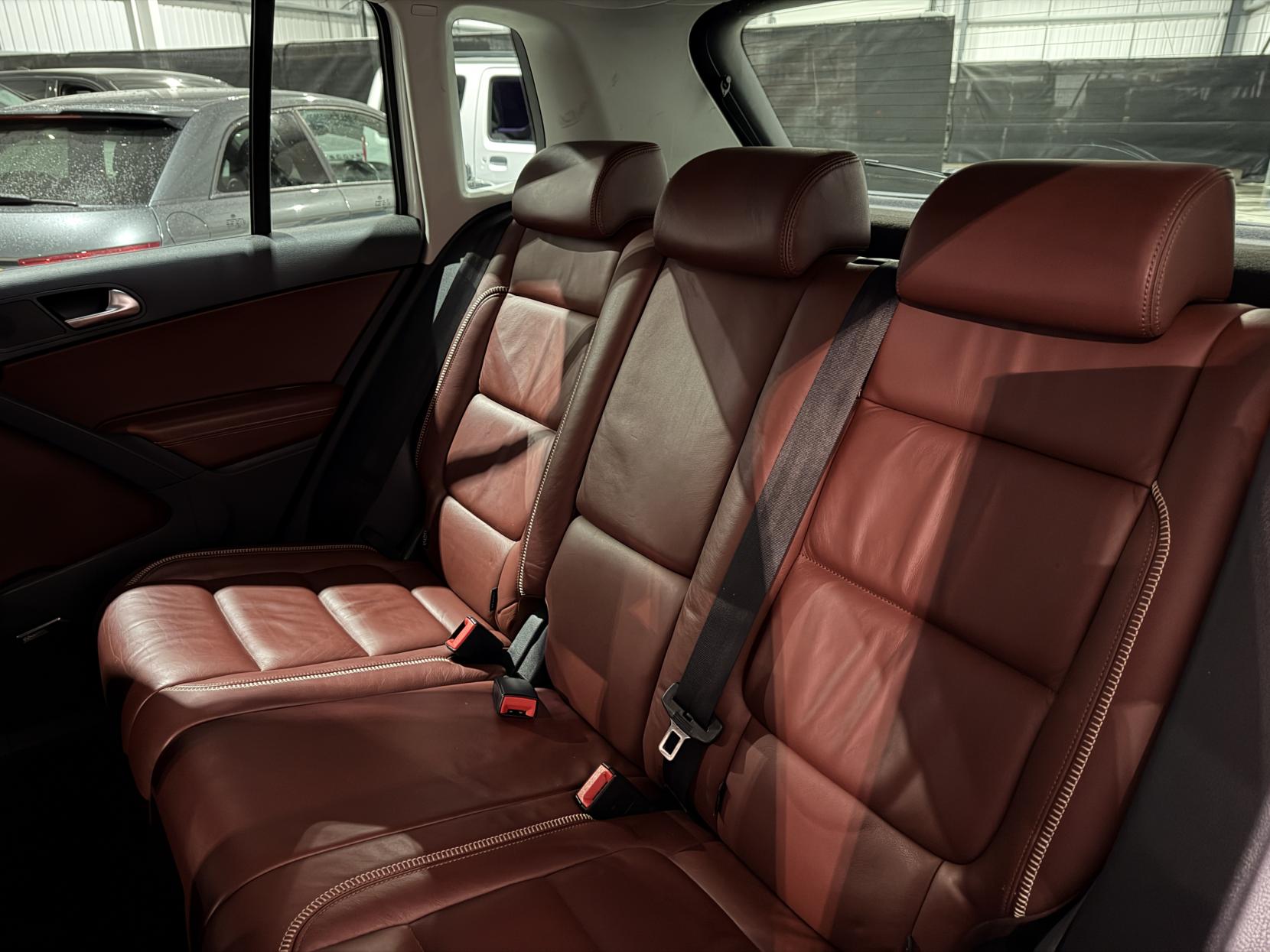 Volkswagen Tiguan 2.0 TDI Summit SUV 5dr Diesel DSG 4WD Euro 5 (140 ps)