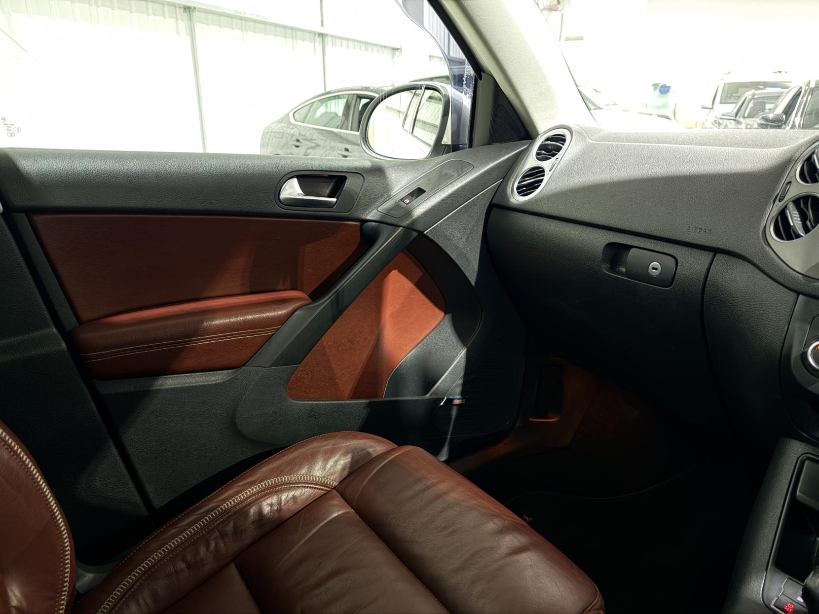 Volkswagen Tiguan 2.0 TDI Summit SUV 5dr Diesel DSG 4WD Euro 5 (140 ps)