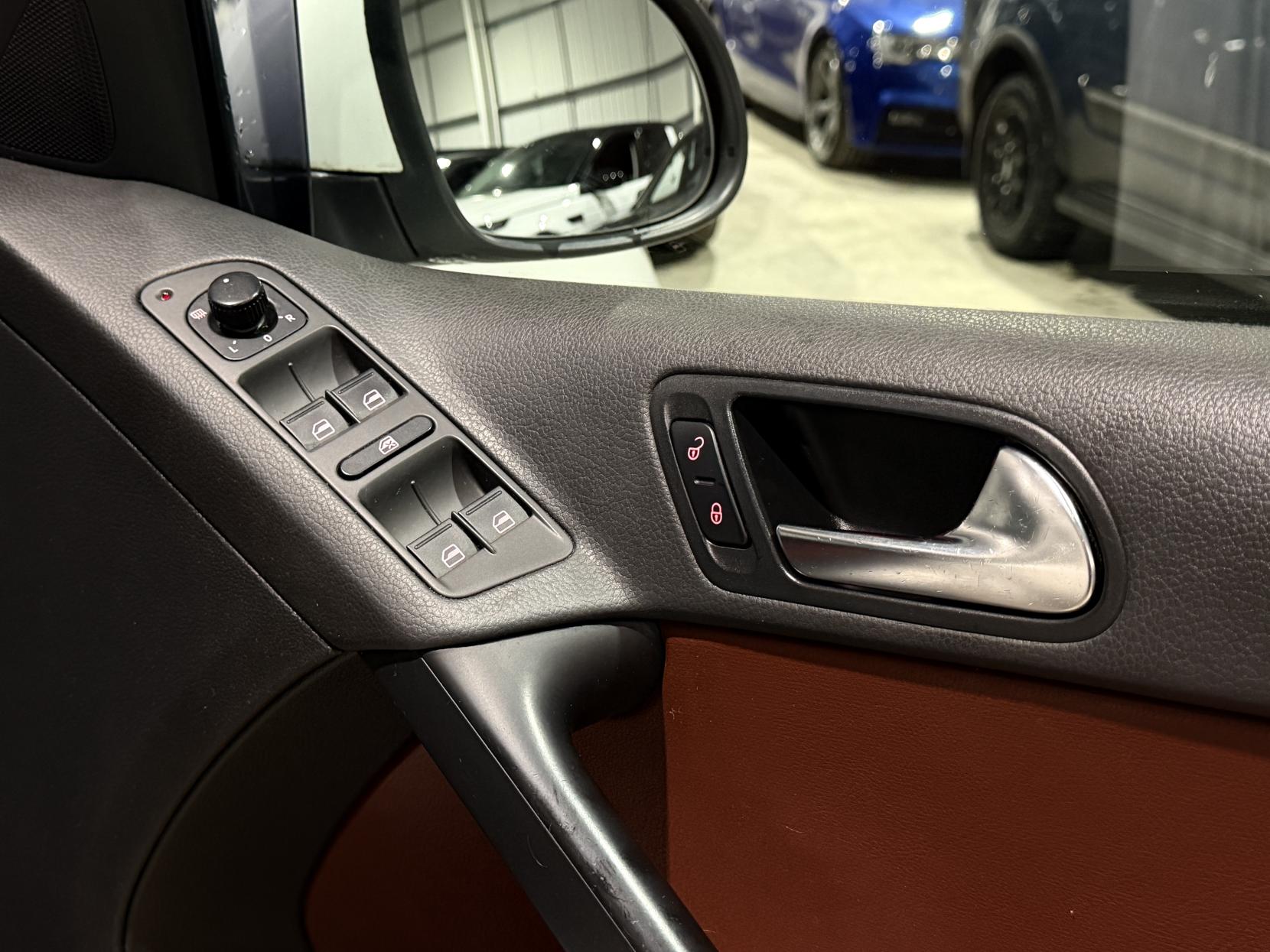 Volkswagen Tiguan 2.0 TDI Summit SUV 5dr Diesel DSG 4WD Euro 5 (140 ps)