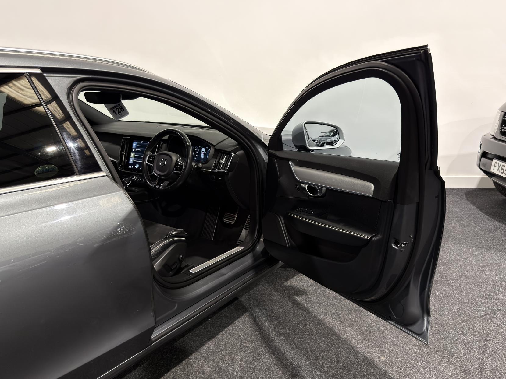 Volvo V90 2.0 D5 PowerPulse R-Design Pro Estate 5dr Diesel Auto AWD Euro 6 (s/s) (235 ps)