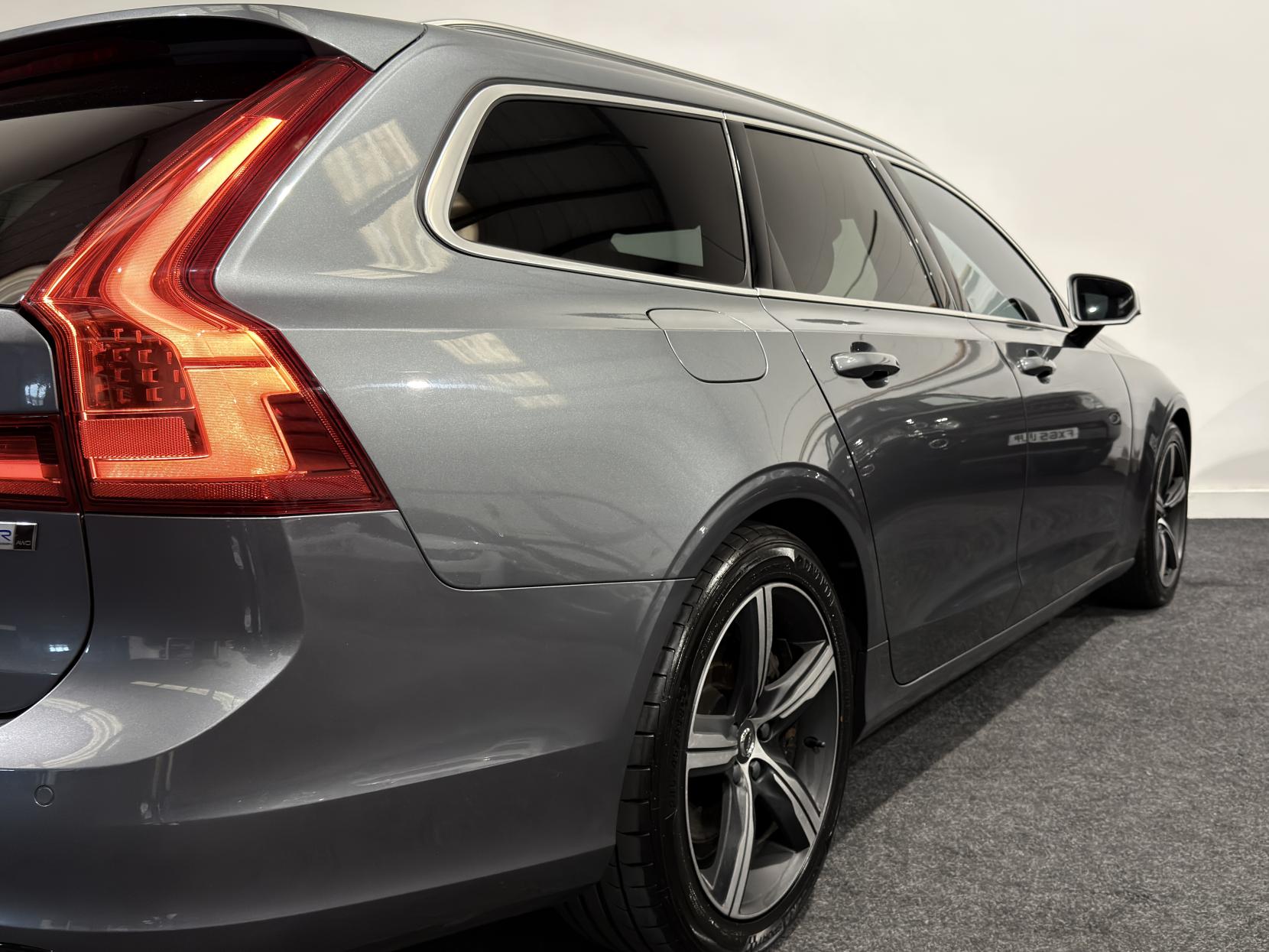 Volvo V90 2.0 D5 PowerPulse R-Design Pro Estate 5dr Diesel Auto AWD Euro 6 (s/s) (235 ps)