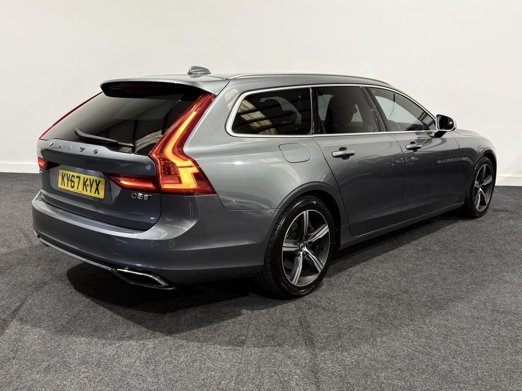 Volvo V90 2.0 D5 PowerPulse R-Design Pro Estate 5dr Diesel Auto AWD Euro 6 (s/s) (235 ps)