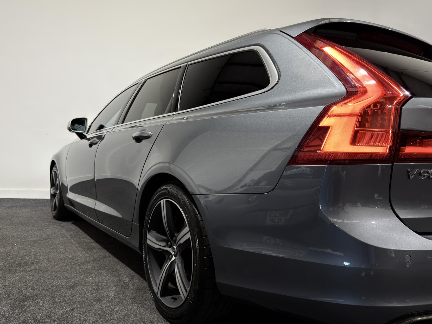 Volvo V90 2.0 D5 PowerPulse R-Design Pro Estate 5dr Diesel Auto AWD Euro 6 (s/s) (235 ps)