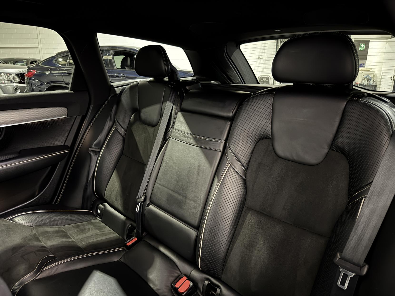 Volvo V90 2.0 D5 PowerPulse R-Design Pro Estate 5dr Diesel Auto AWD Euro 6 (s/s) (235 ps)