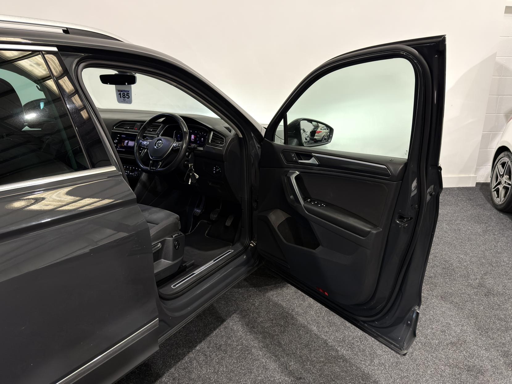 Volkswagen Tiguan 2.0 TDI SEL SUV 5dr Diesel Manual Euro 6 (s/s) (150 ps)