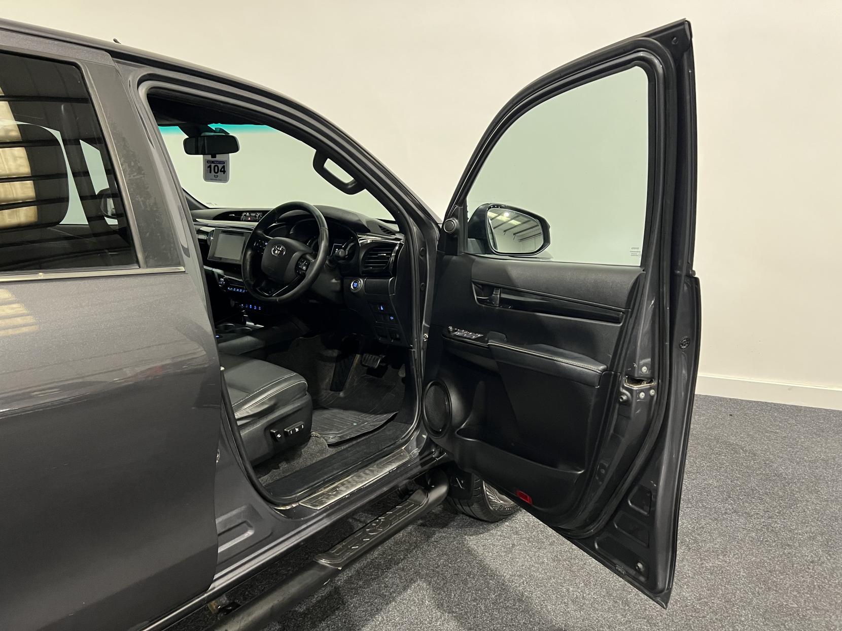 Toyota Hilux 2.4 D-4D Invincible X Pickup Double Cab 4dr Diesel Auto 4WD Euro 6 (s/s) (TSS) (150 ps)