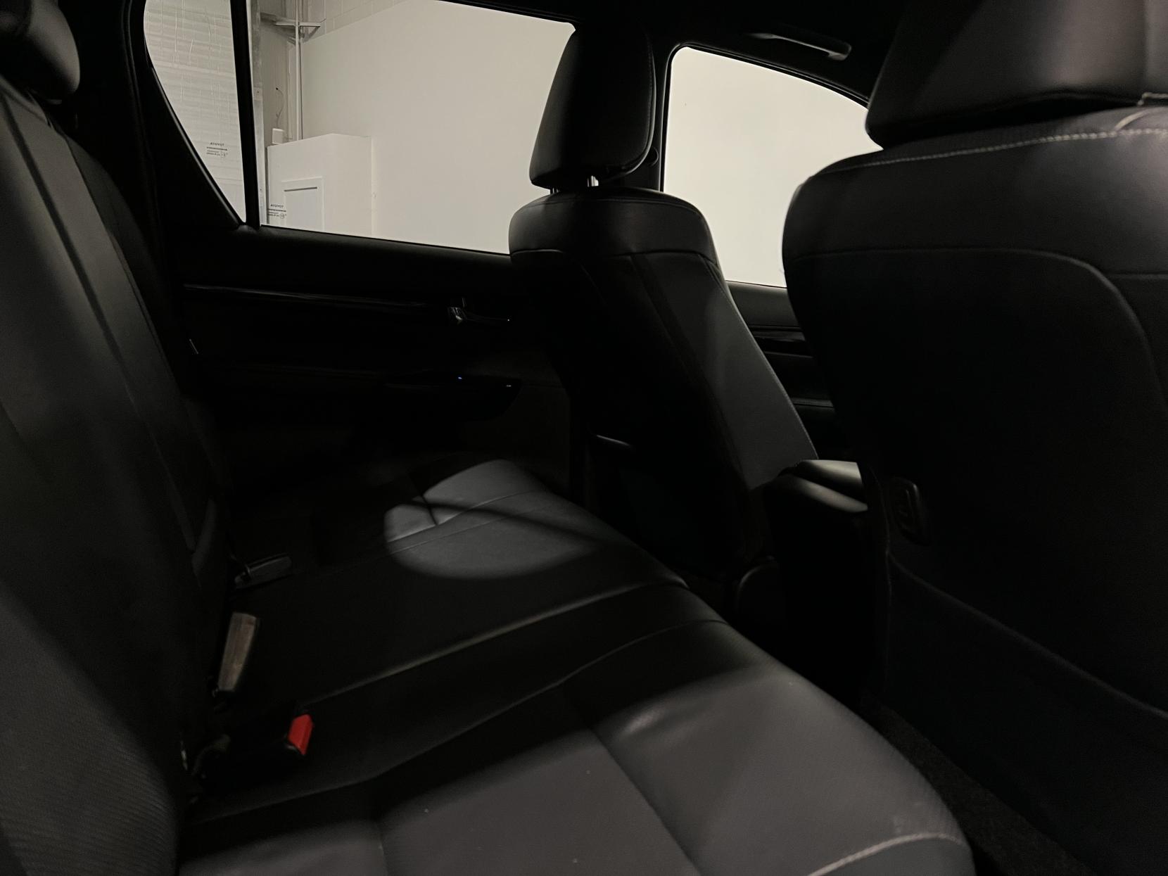 Toyota Hilux 2.4 D-4D Invincible X Pickup Double Cab 4dr Diesel Auto 4WD Euro 6 (s/s) (TSS) (150 ps)