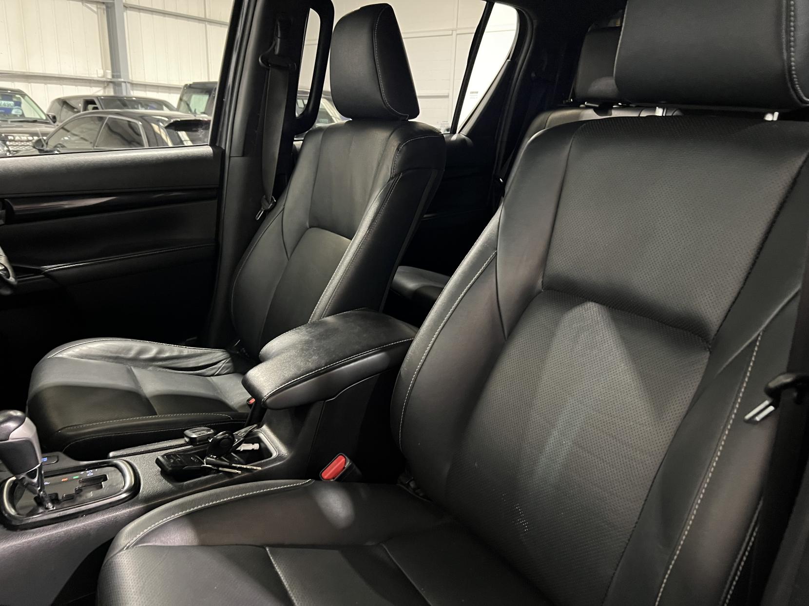 Toyota Hilux 2.4 D-4D Invincible X Pickup Double Cab 4dr Diesel Auto 4WD Euro 6 (s/s) (TSS) (150 ps)