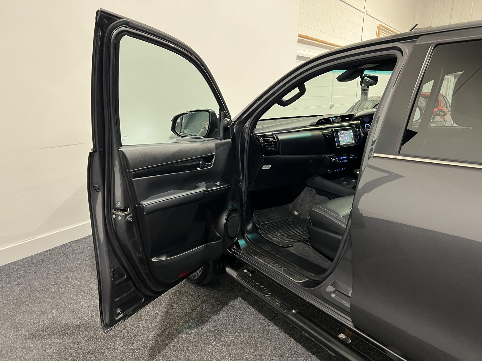 Toyota Hilux 2.4 D-4D Invincible X Pickup Double Cab 4dr Diesel Auto 4WD Euro 6 (s/s) (TSS) (150 ps)