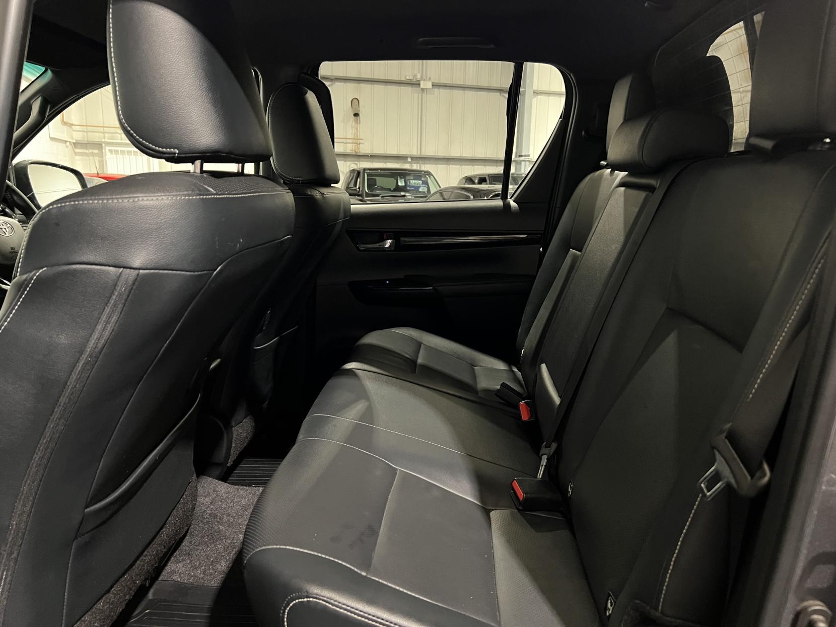 Toyota Hilux 2.4 D-4D Invincible X Pickup Double Cab 4dr Diesel Auto 4WD Euro 6 (s/s) (TSS) (150 ps)