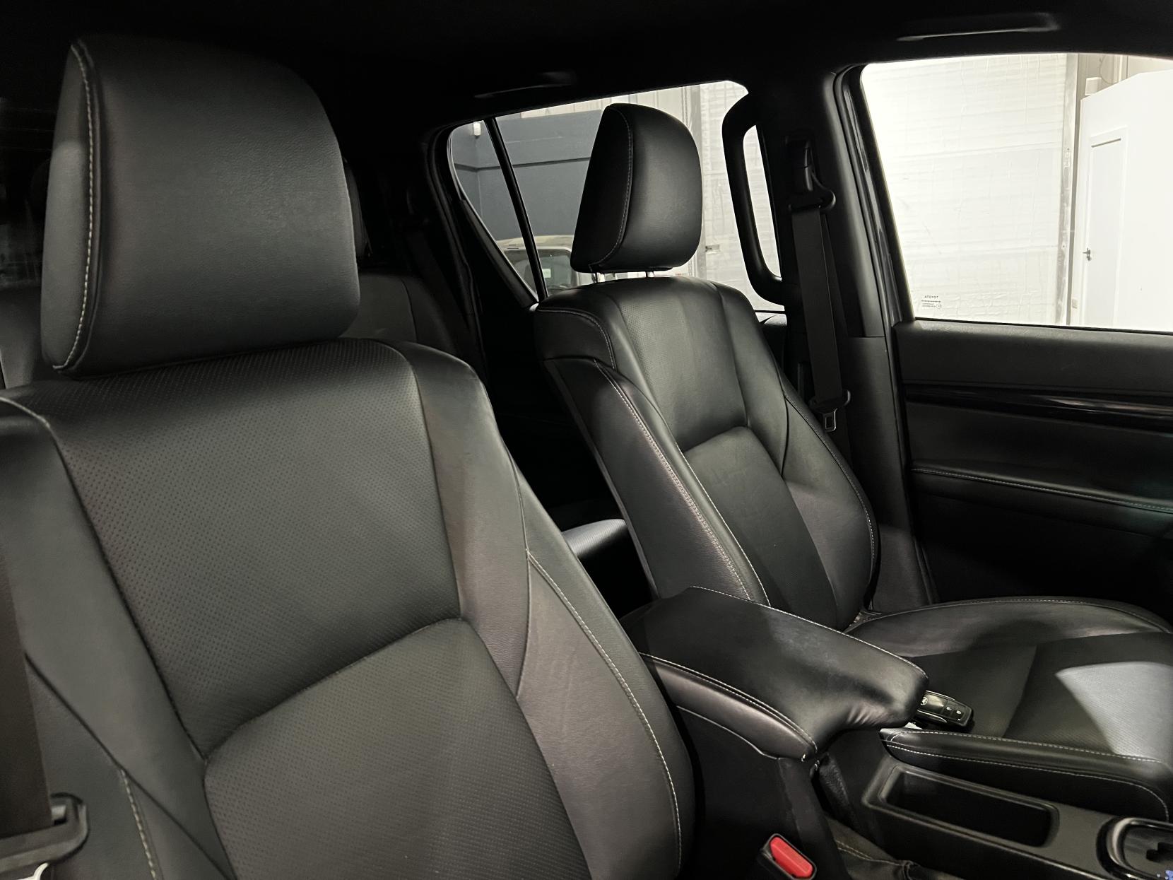 Toyota Hilux 2.4 D-4D Invincible X Pickup Double Cab 4dr Diesel Auto 4WD Euro 6 (s/s) (TSS) (150 ps)