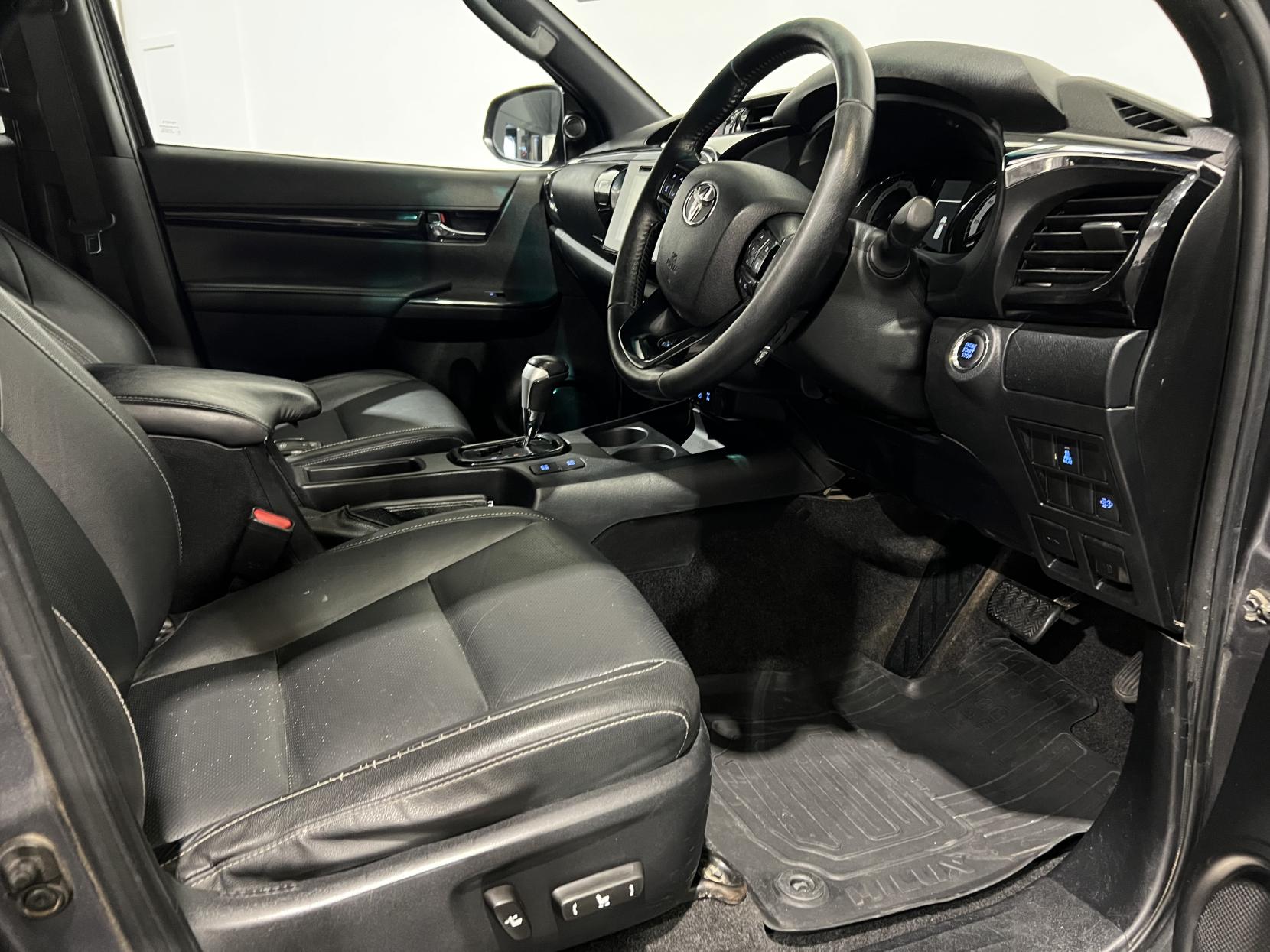 Toyota Hilux 2.4 D-4D Invincible X Pickup Double Cab 4dr Diesel Auto 4WD Euro 6 (s/s) (TSS) (150 ps)