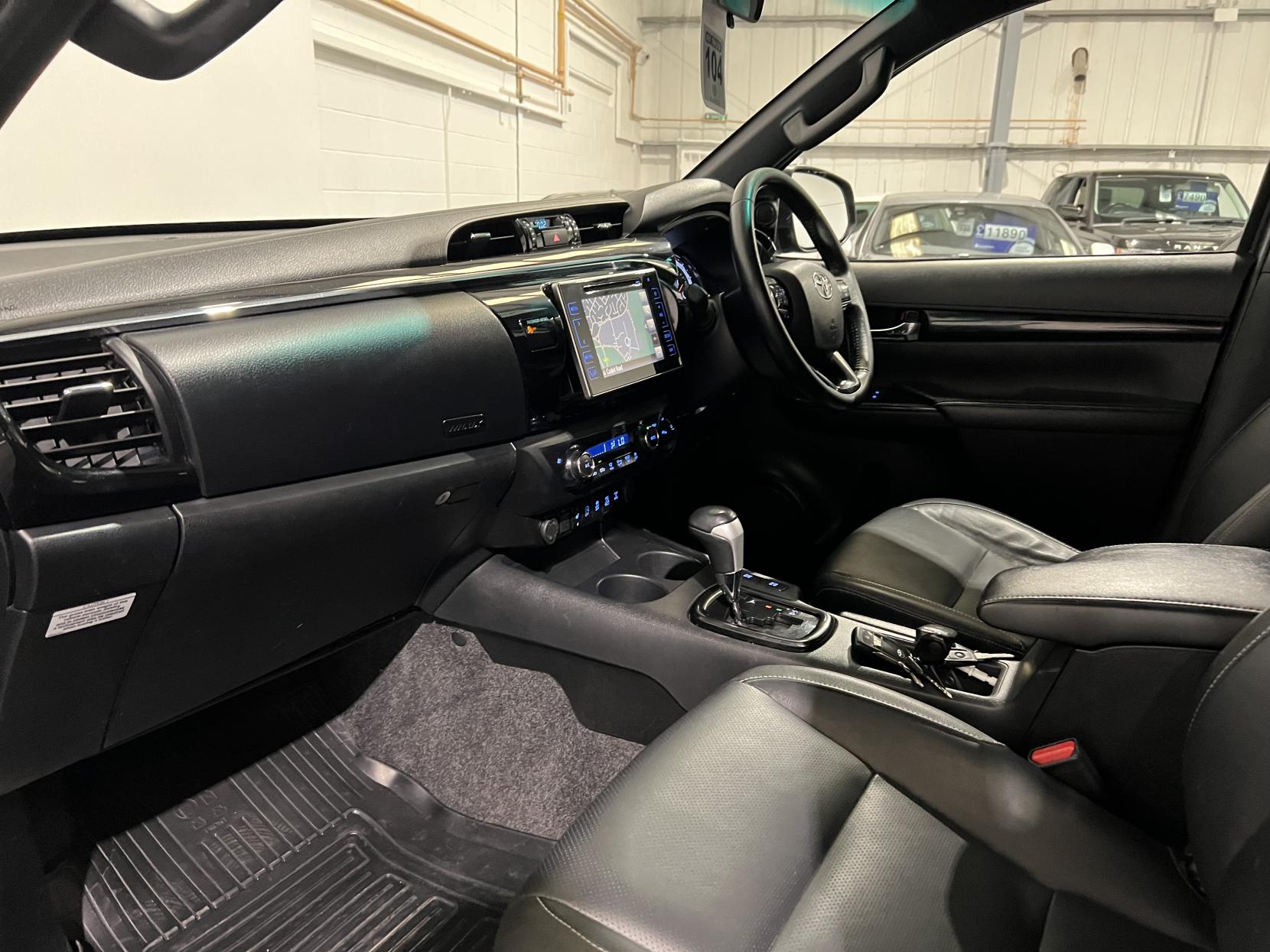 Toyota Hilux 2.4 D-4D Invincible X Pickup Double Cab 4dr Diesel Auto 4WD Euro 6 (s/s) (TSS) (150 ps)