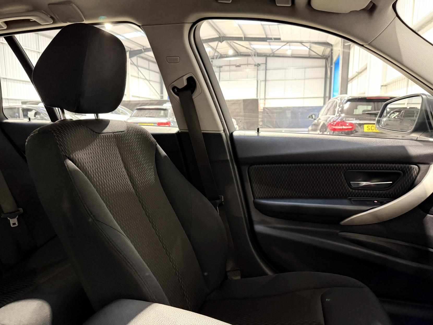 BMW 3 Series 2.0 320i SE Touring 5dr Petrol Auto Euro 6 (s/s) (184 ps)