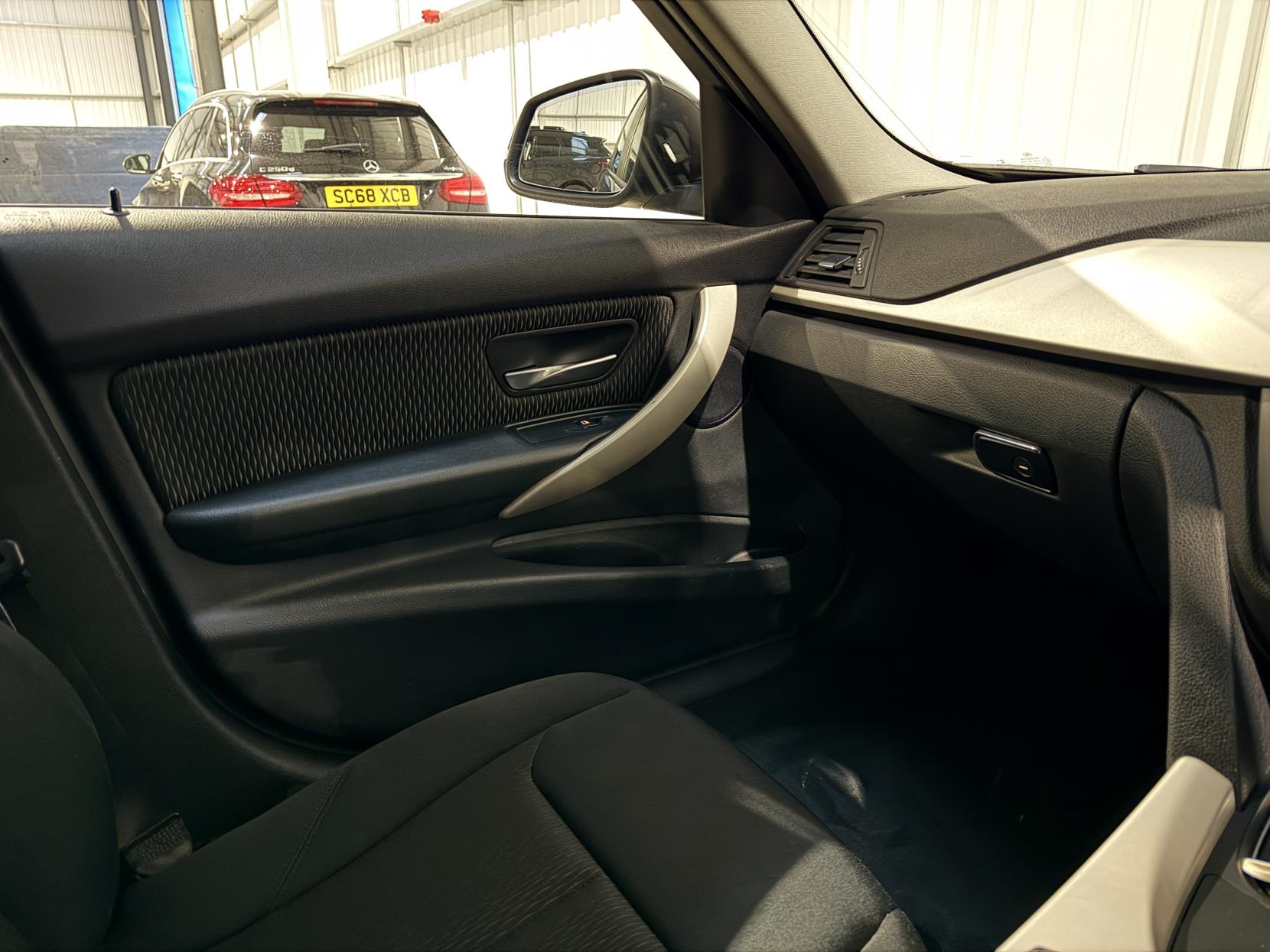 BMW 3 Series 2.0 320i SE Touring 5dr Petrol Auto Euro 6 (s/s) (184 ps)