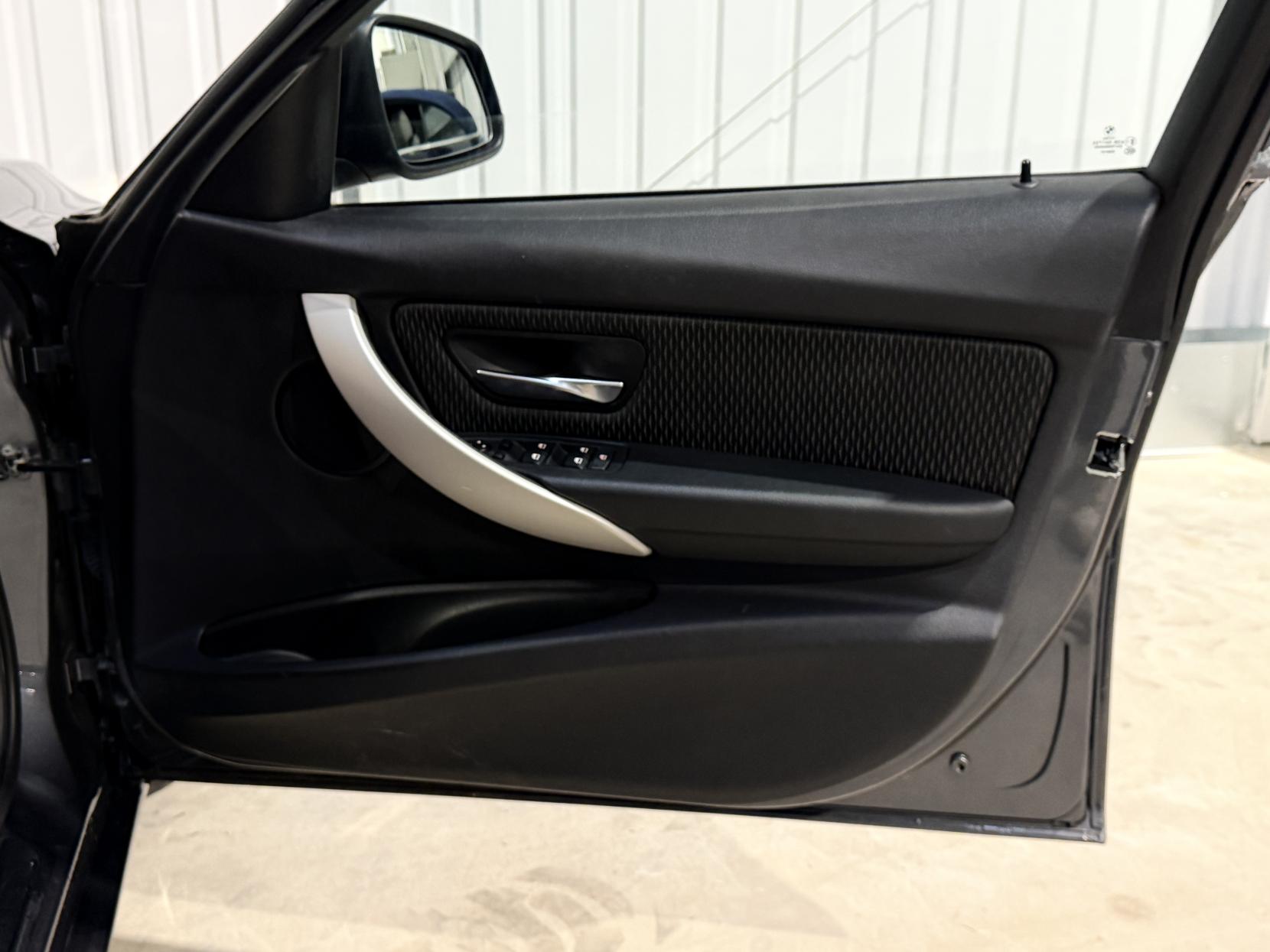 BMW 3 Series 2.0 320i SE Touring 5dr Petrol Auto Euro 6 (s/s) (184 ps)