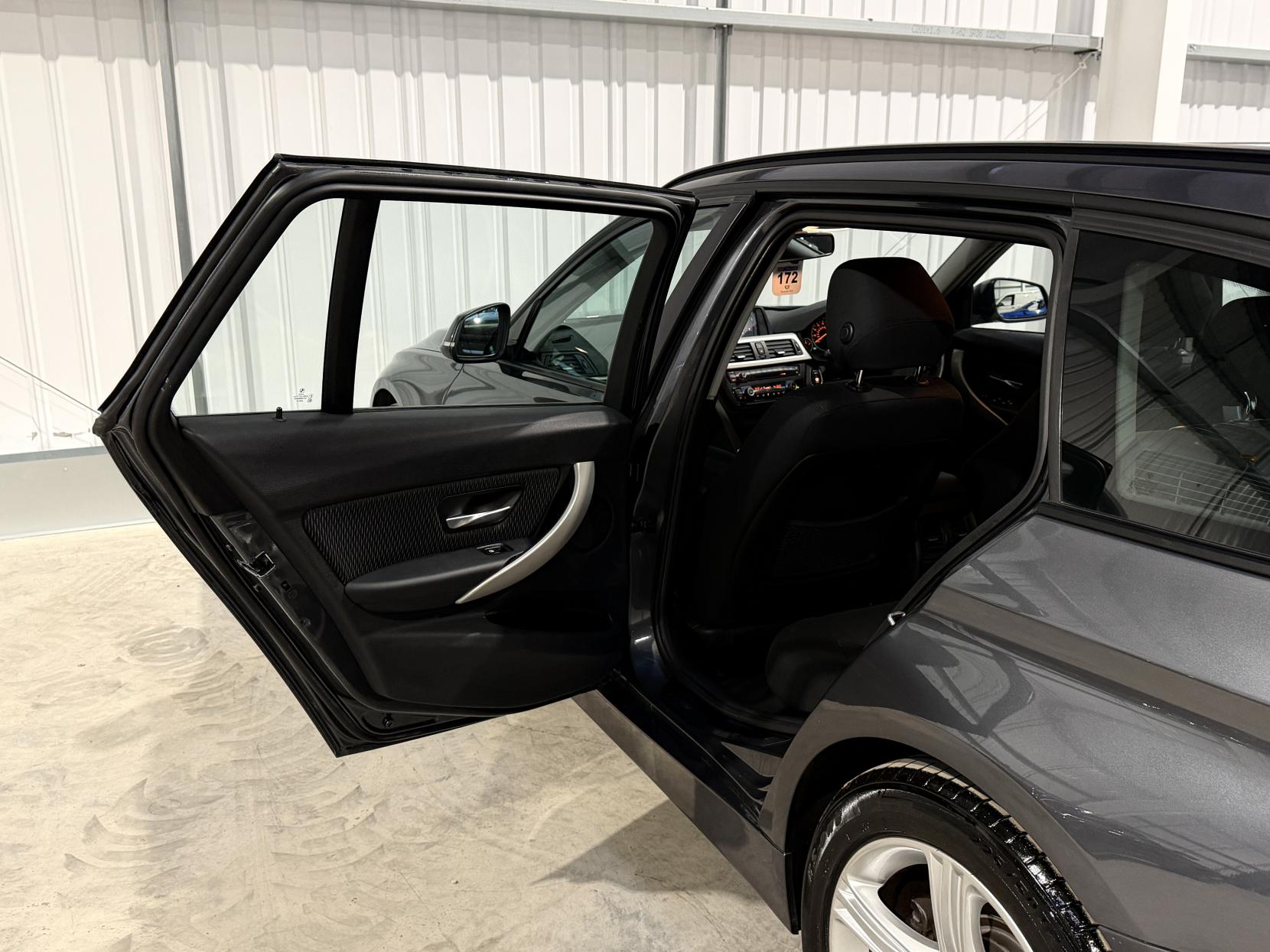 BMW 3 Series 2.0 320i SE Touring 5dr Petrol Auto Euro 6 (s/s) (184 ps)