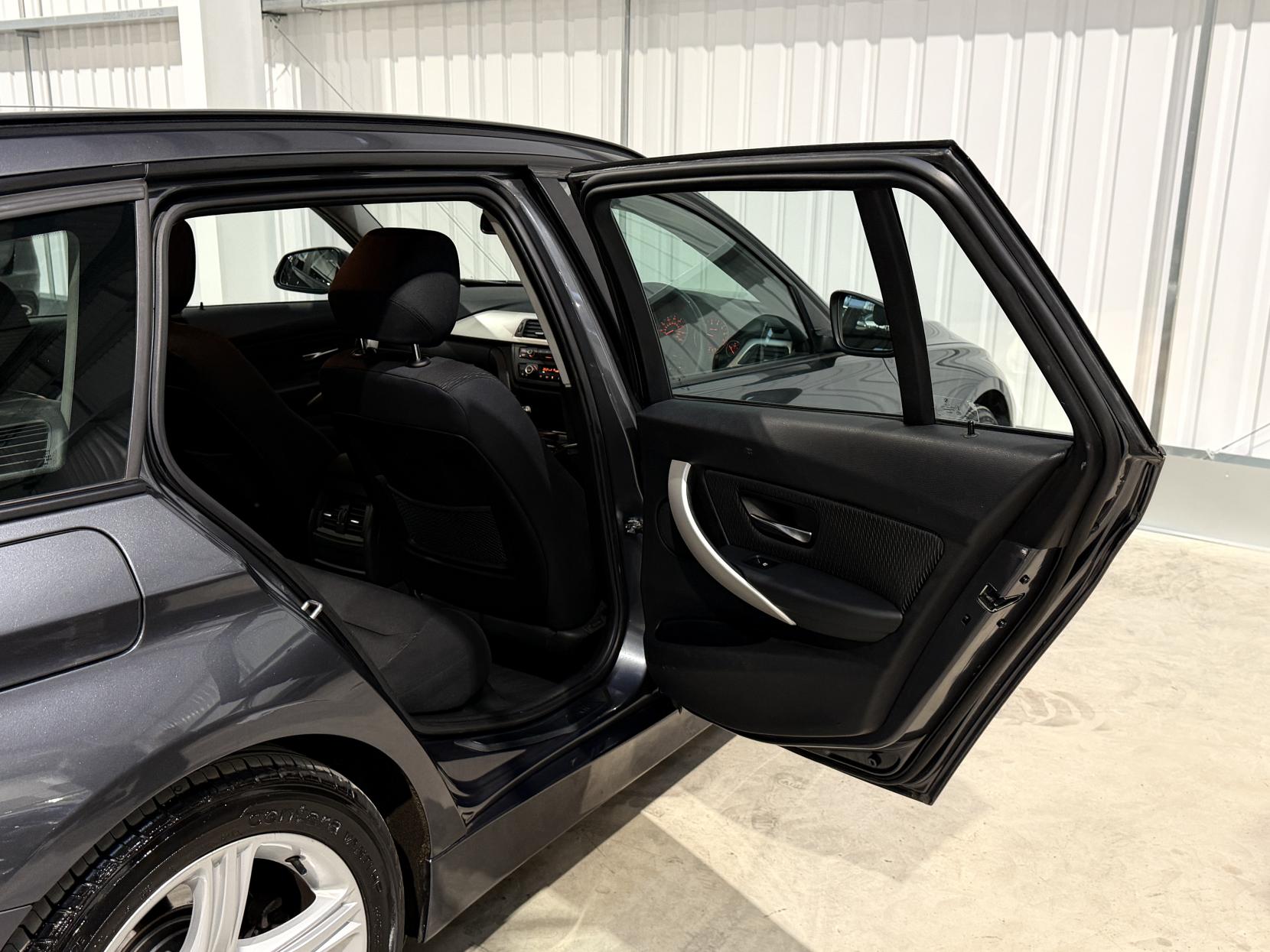 BMW 3 Series 2.0 320i SE Touring 5dr Petrol Auto Euro 6 (s/s) (184 ps)