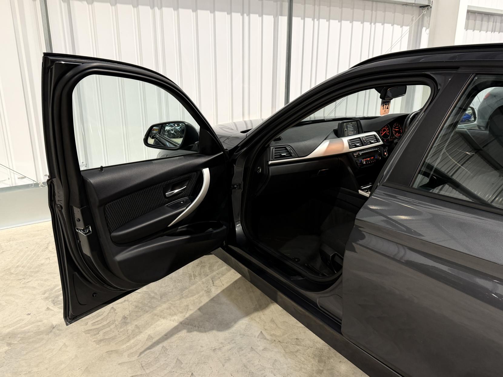 BMW 3 Series 2.0 320i SE Touring 5dr Petrol Auto Euro 6 (s/s) (184 ps)