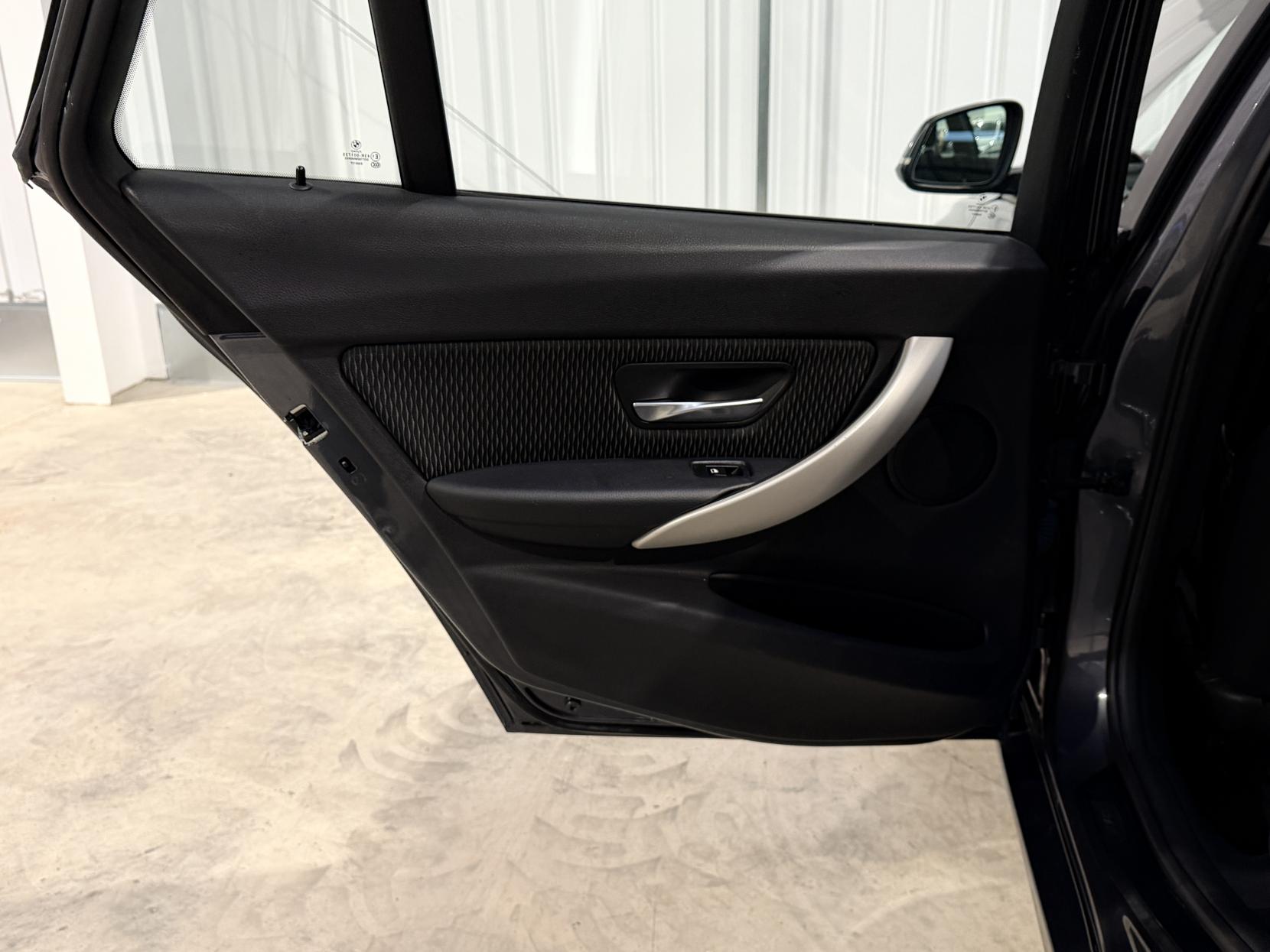 BMW 3 Series 2.0 320i SE Touring 5dr Petrol Auto Euro 6 (s/s) (184 ps)