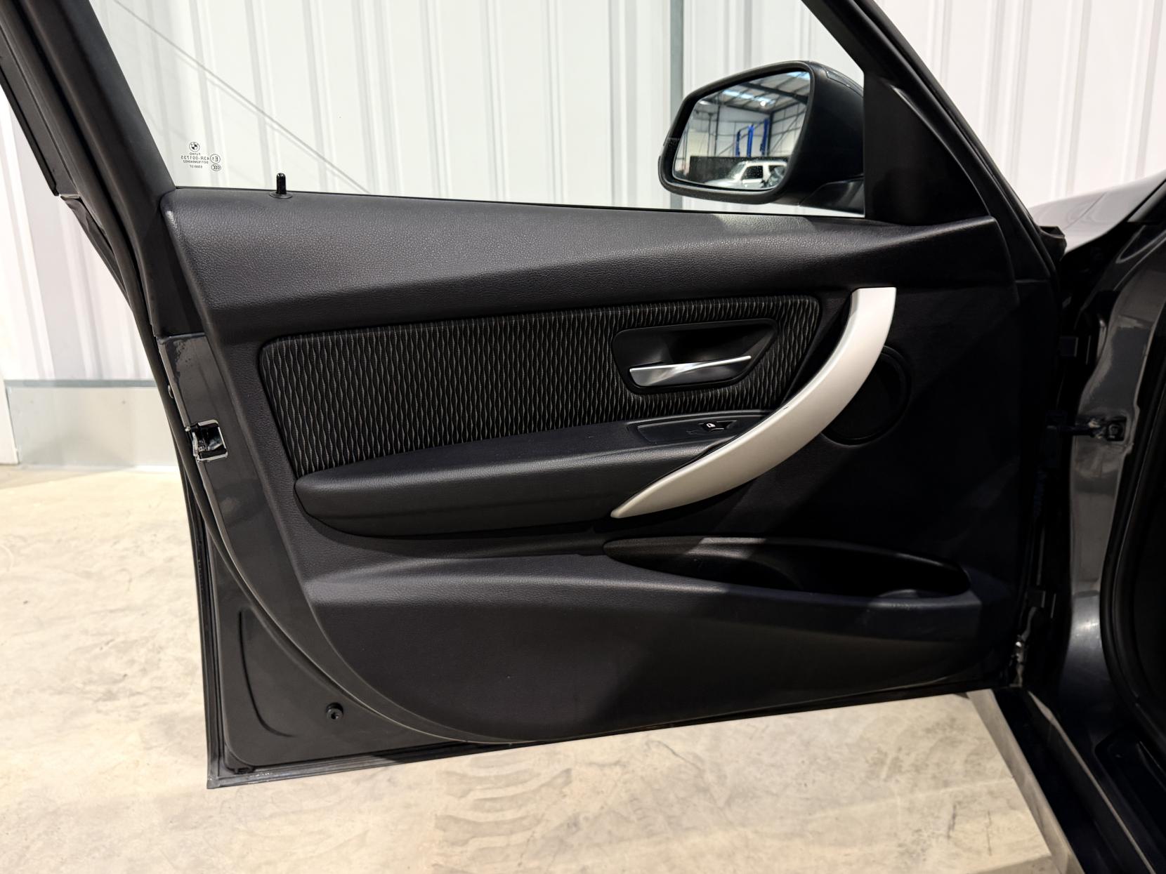 BMW 3 Series 2.0 320i SE Touring 5dr Petrol Auto Euro 6 (s/s) (184 ps)